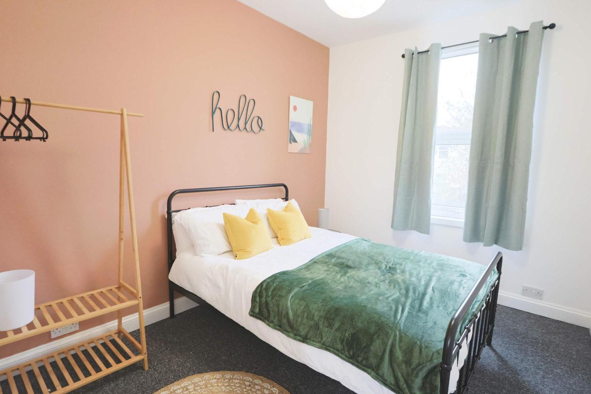 Two Bedroom Flat In Gloucester Road Apartment *