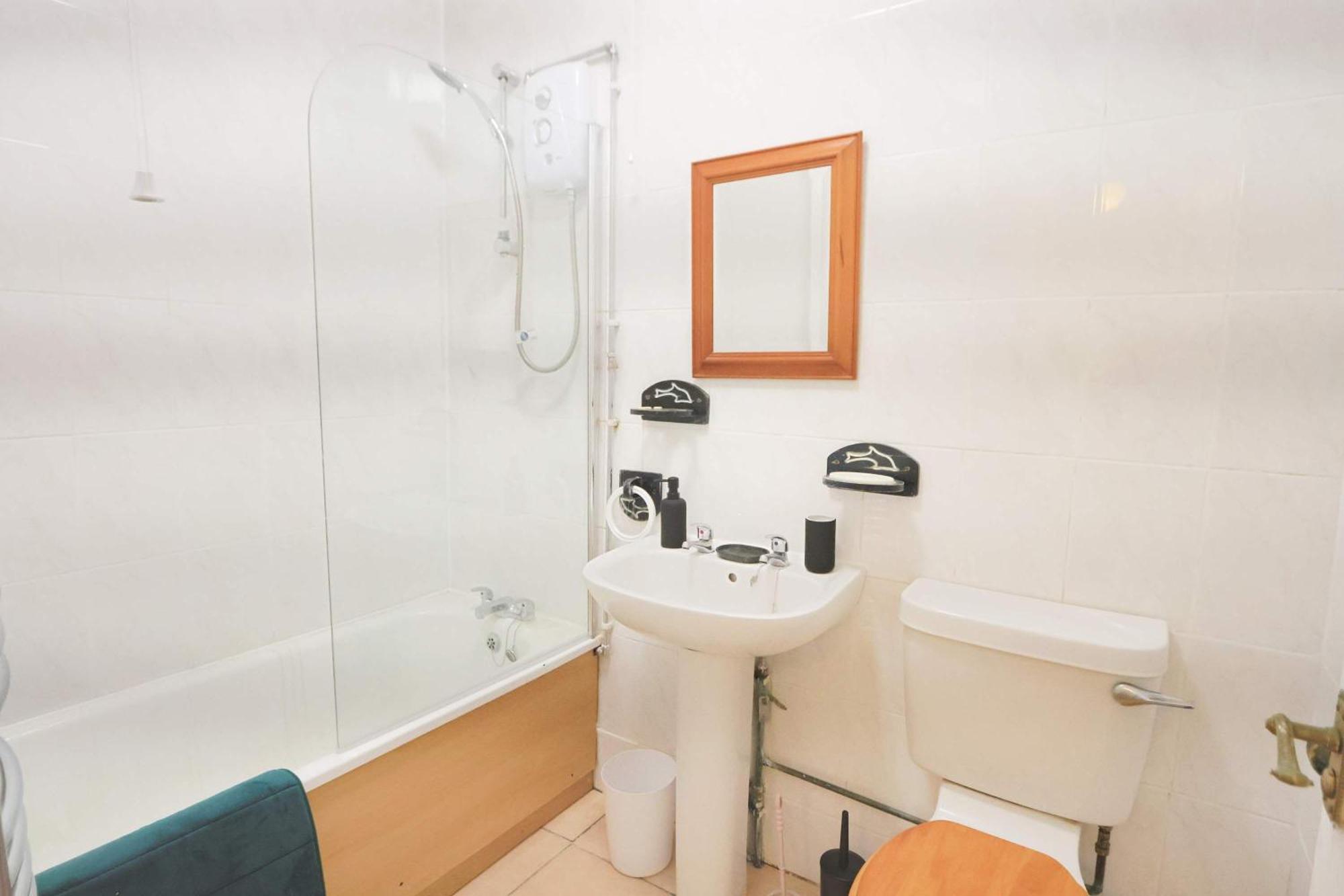 Two Bedroom Flat In Gloucester Road Apartment *