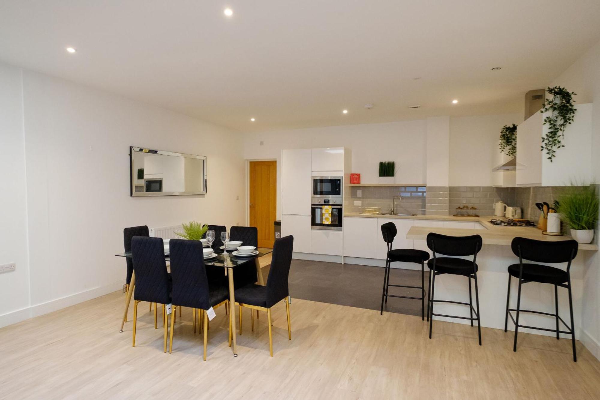 Charming And Bright Flat- Sleeps 6 *