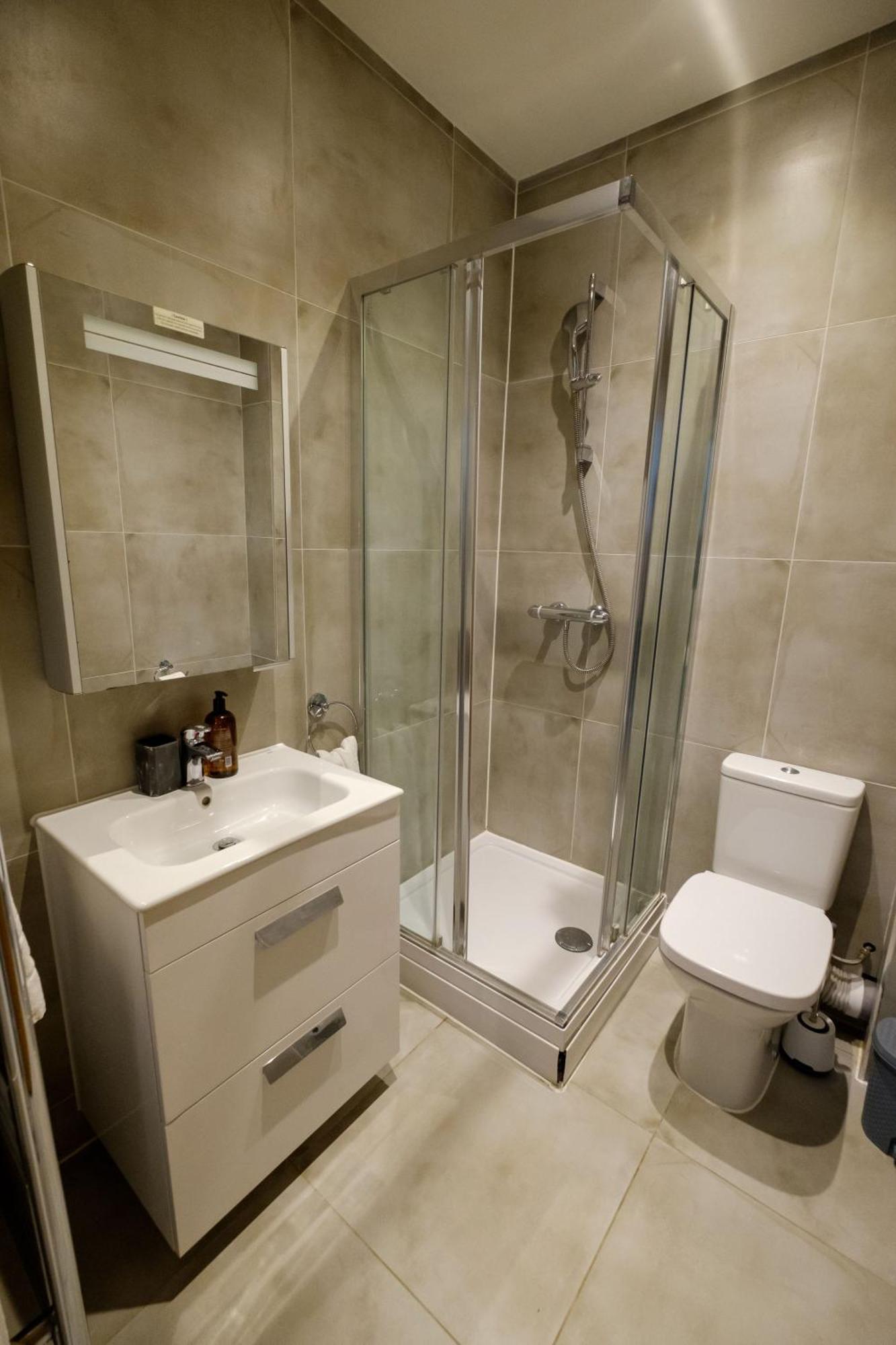 Charming And Bright Flat- Sleeps 6