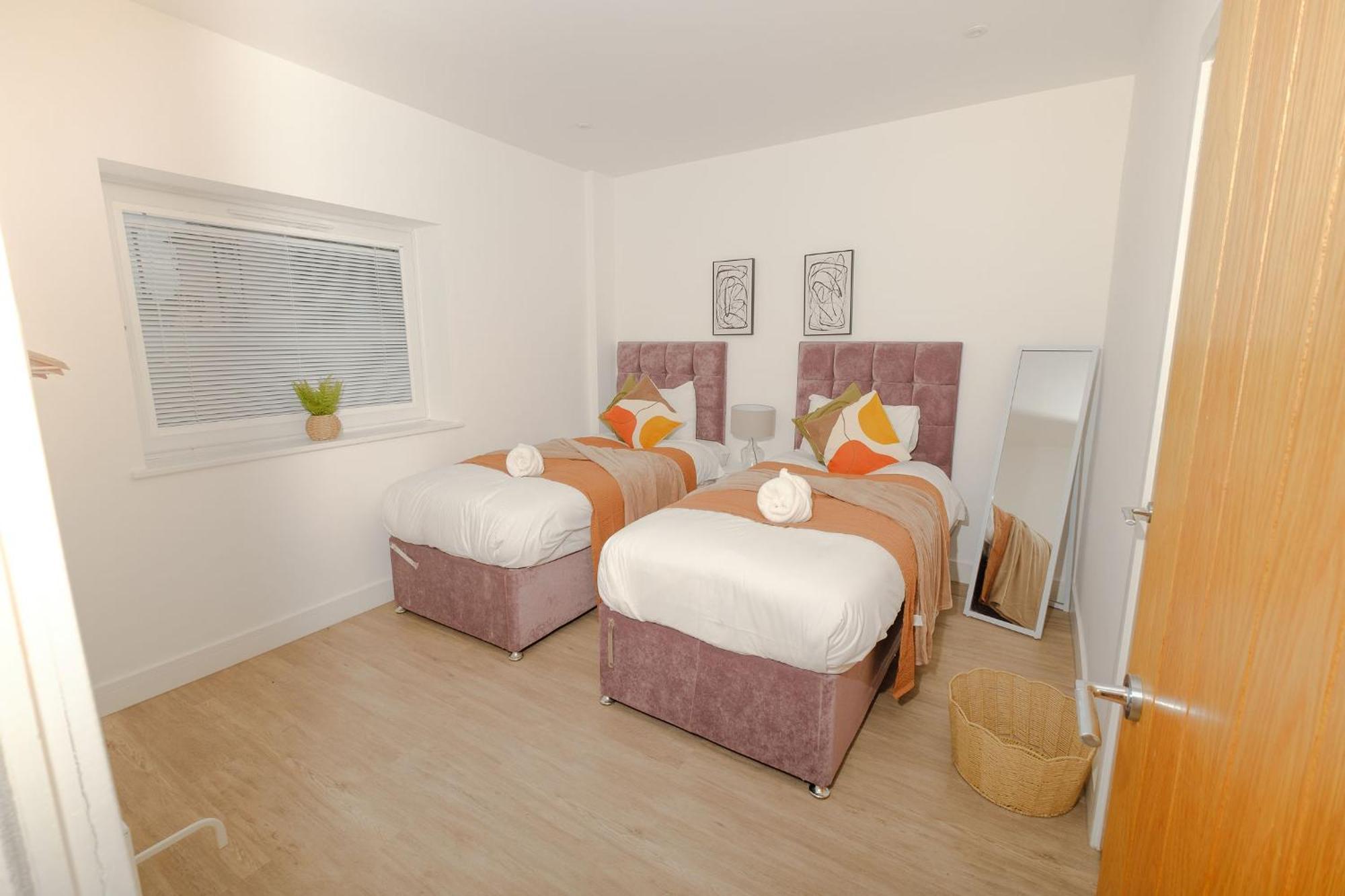 Charming And Bright Flat- Sleeps 6 Apartment *