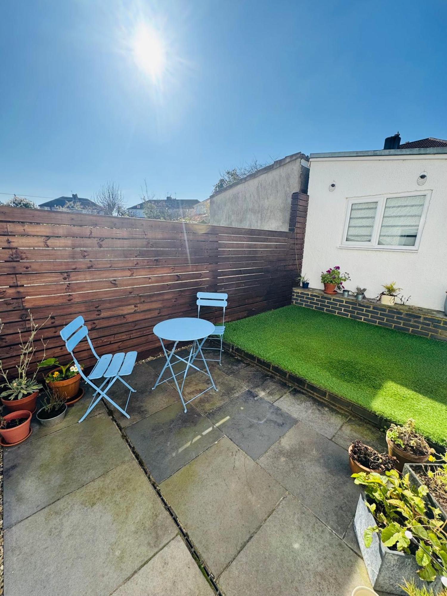Redland's Fun & Colourful Artistic House Holiday home Bristol