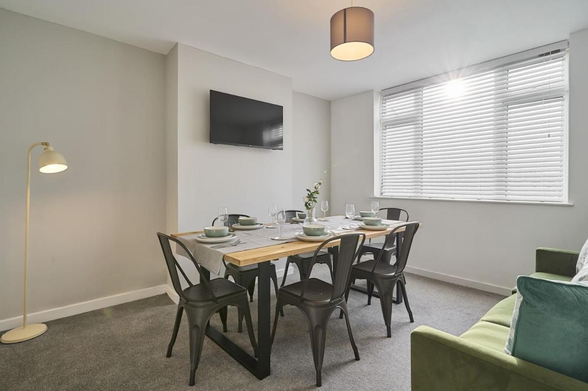 Apartment The Emerald - 6 Beds - Contractors - Free Parking
