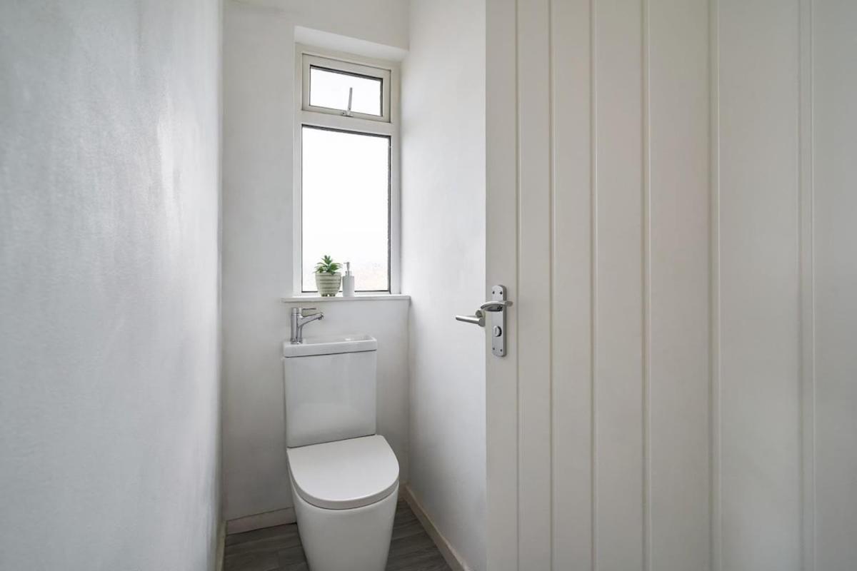 The Emerald - 6 Beds - Contractors - Free Parking *