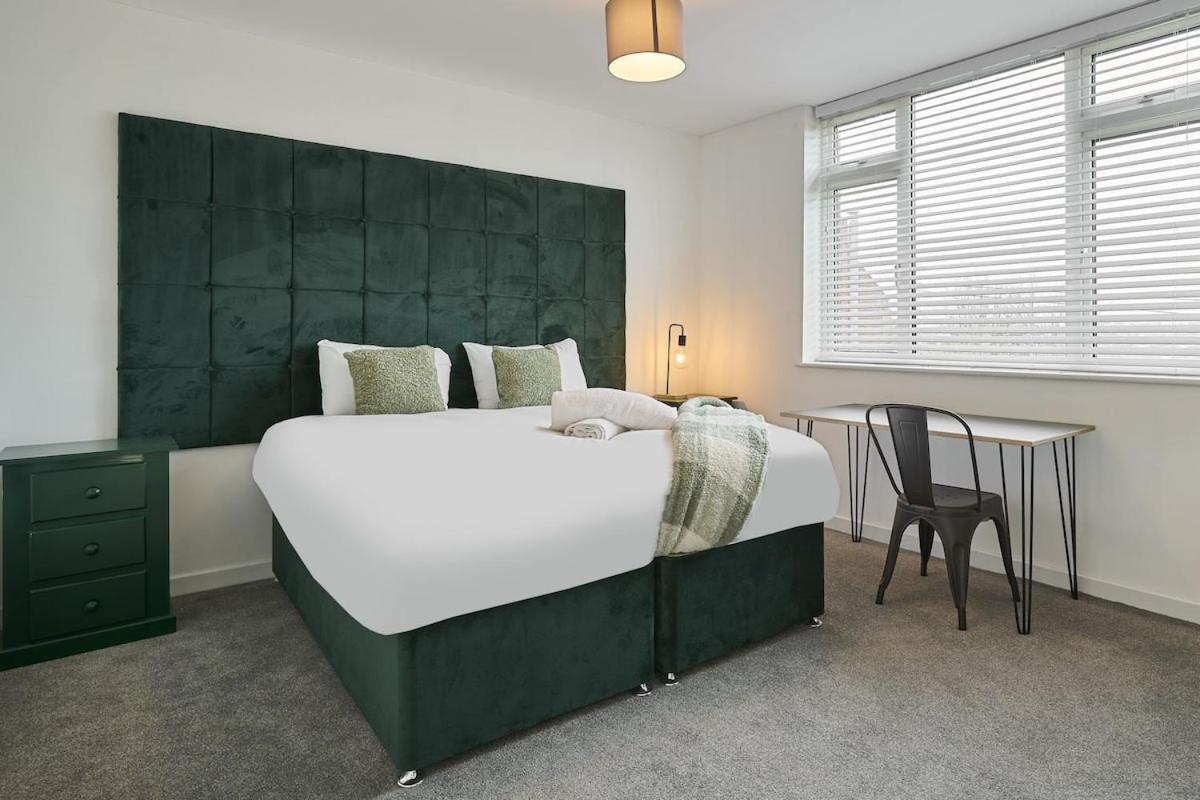 The Emerald - 6 Beds - Contractors - Free Parking Apartment