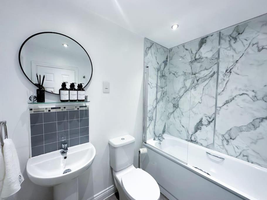 Boutique Townhouse - Sleeps Up To 8 - Perfect For Families & Groups! Apartment