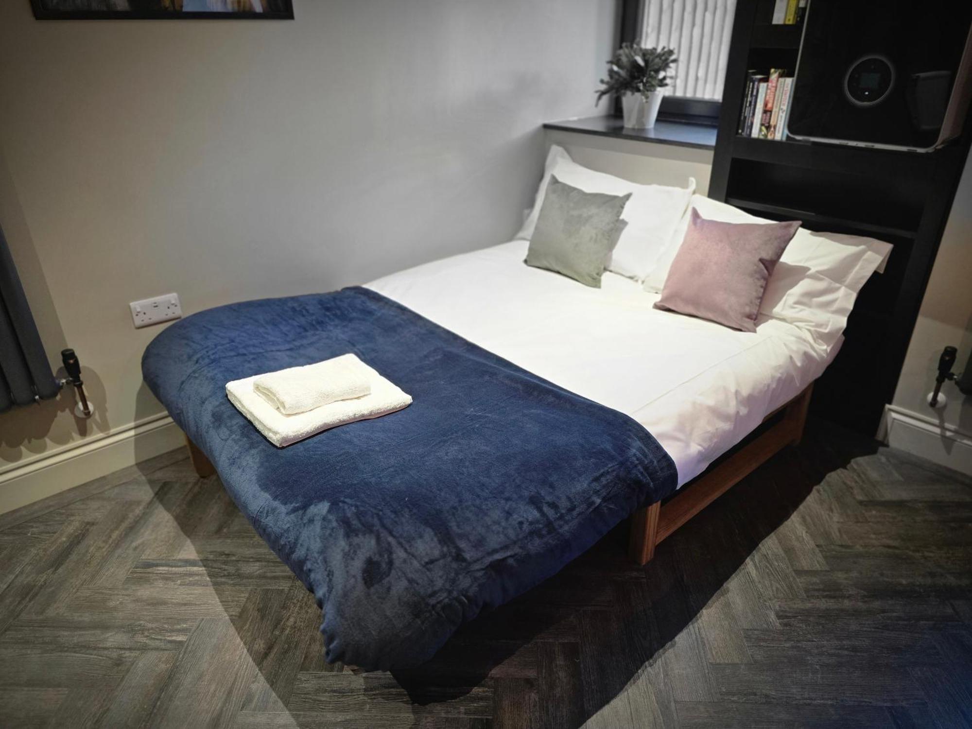 Luxurious Contemporary Smart Centre Apartment