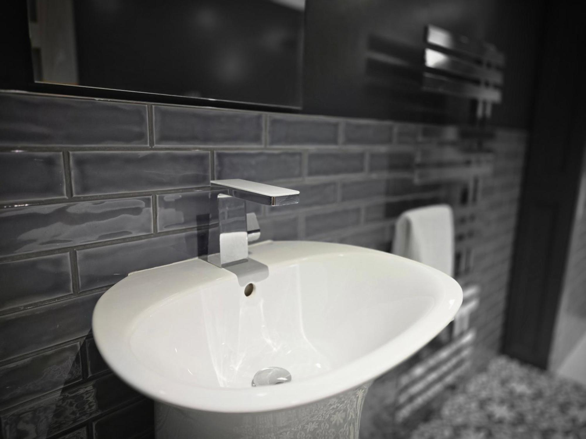 Luxurious Contemporary Smart Centre Apartment