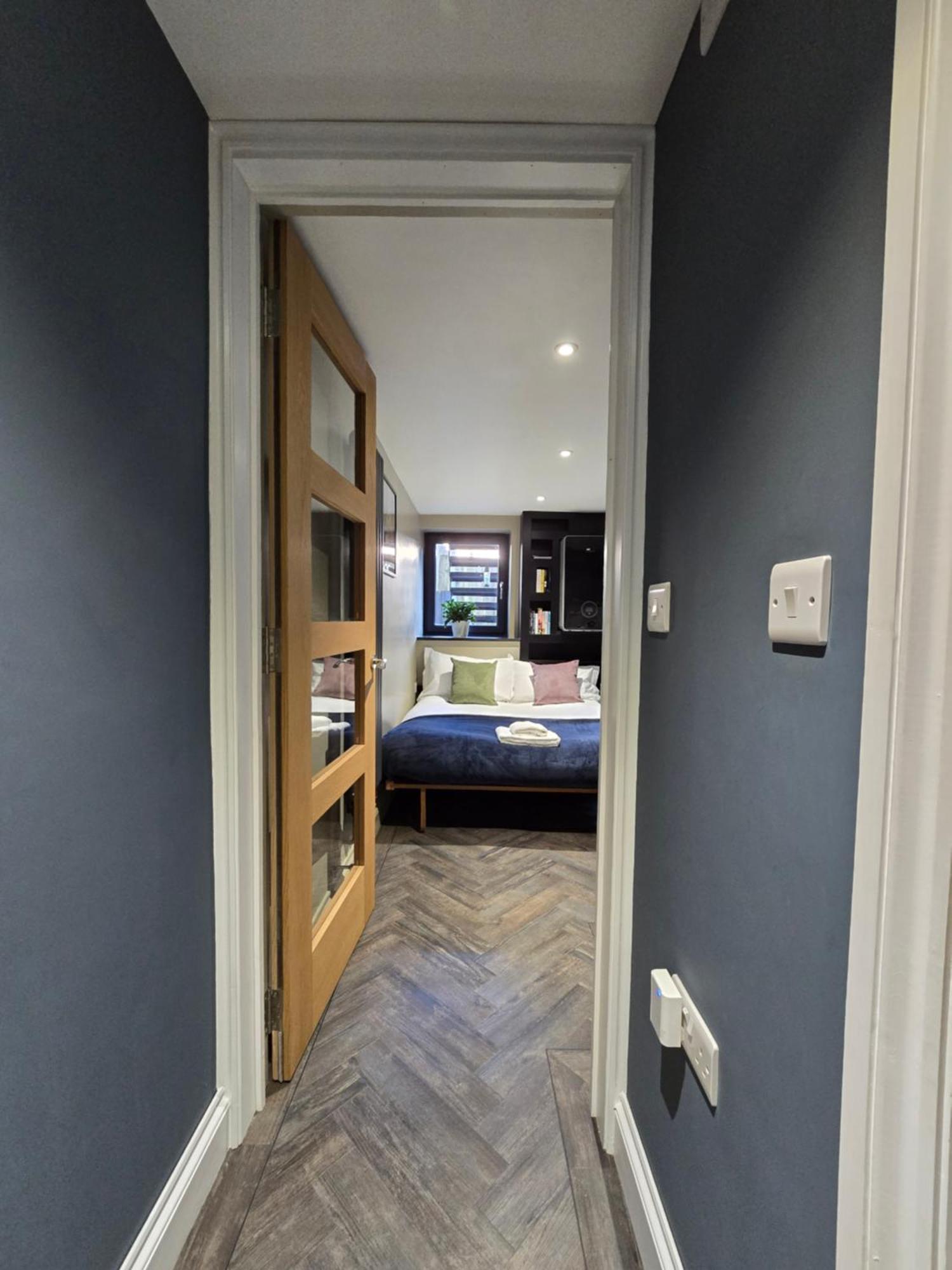 Luxurious Contemporary Smart Centre Apartment *
