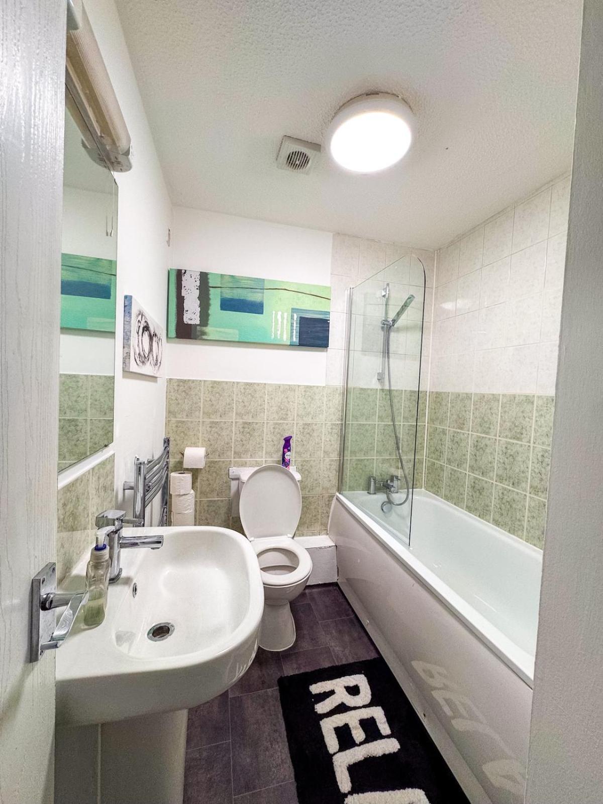 Newly Refurbished Fit For To 7 Family Members, Groups, Contractors Centre Of Bradley Stoke Apartment Bristol