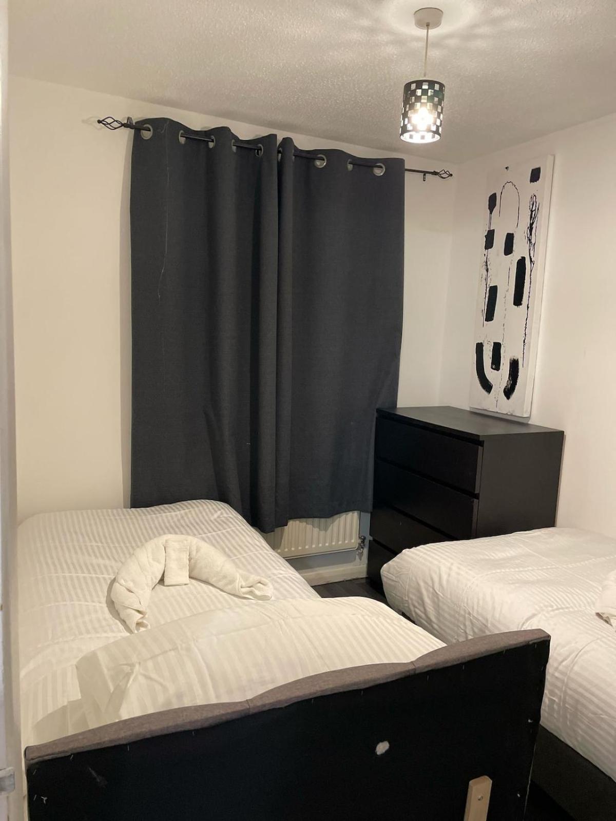 Newly Refurbished Fit For To 7 Family Members, Groups, Contractors Centre Of Bradley Stoke Apartment Bristol