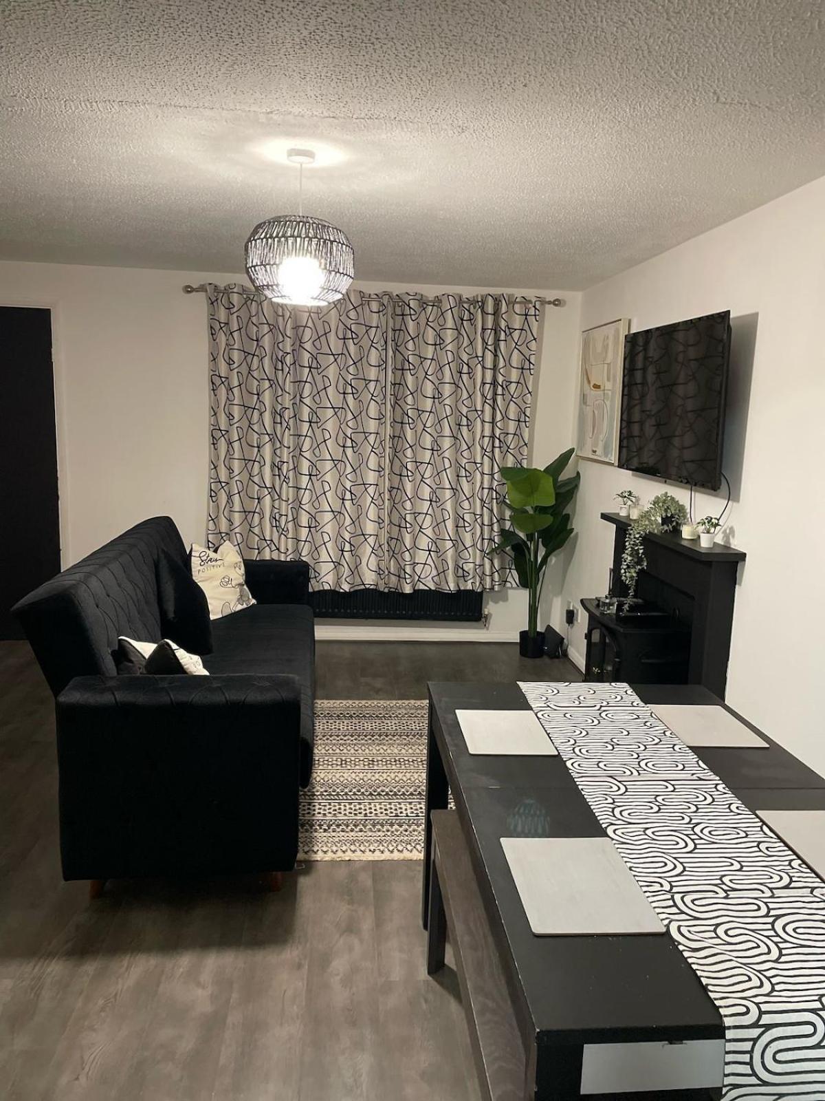 Newly Refurbished Fit For To 7 Family Members, Groups, Contractors Centre Of Bradley Stoke *