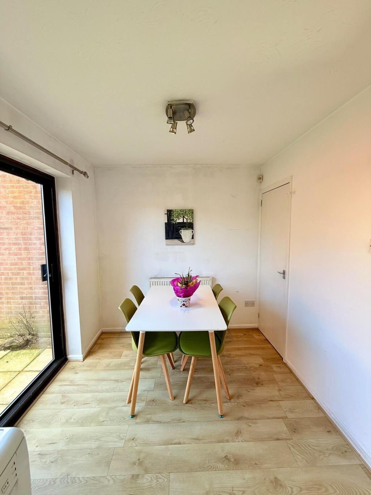 Winsbury Way 3 Bedroom Long Holiday home *