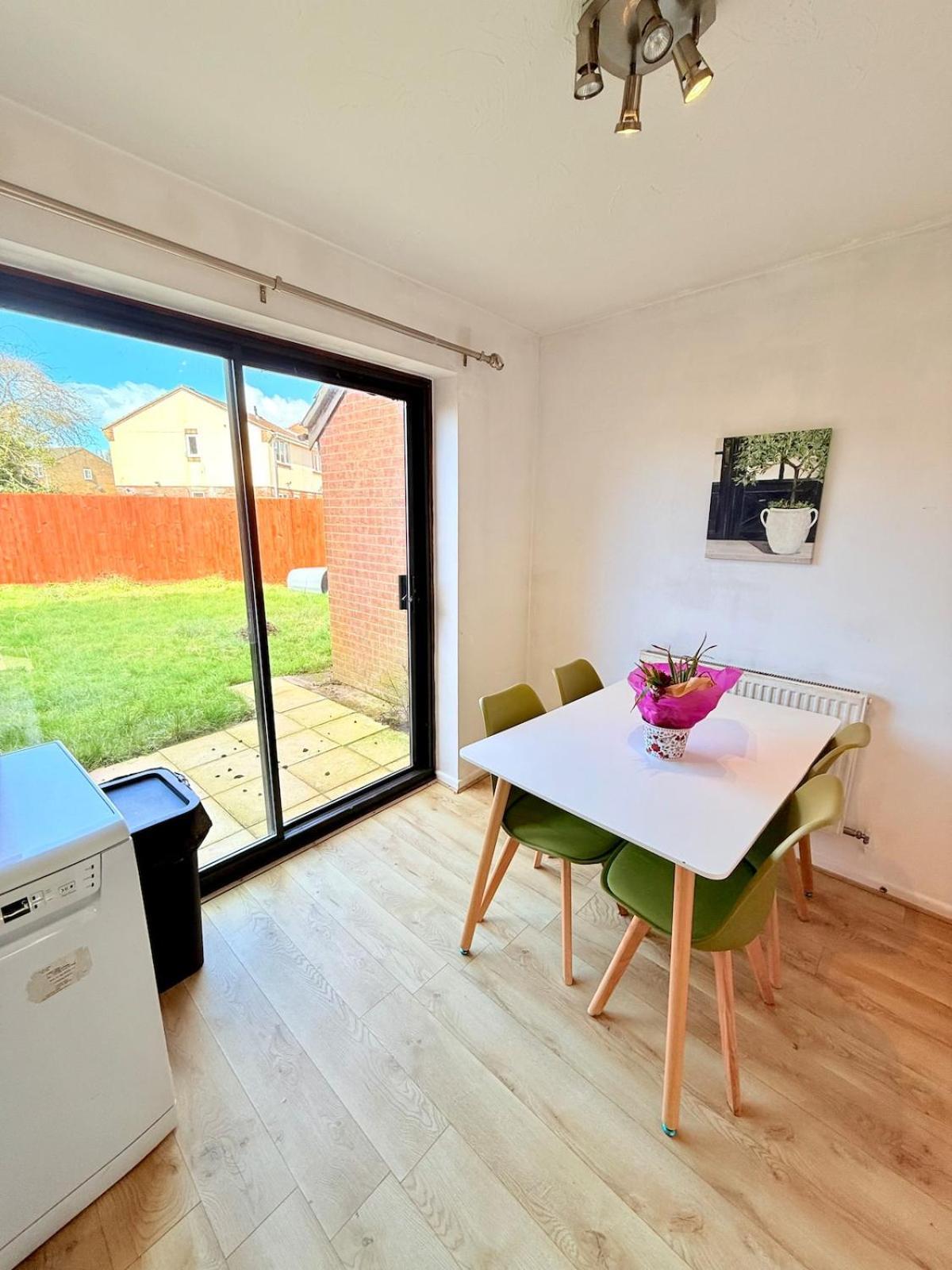 Winsbury Way 3 Bedroom Long Holiday home *