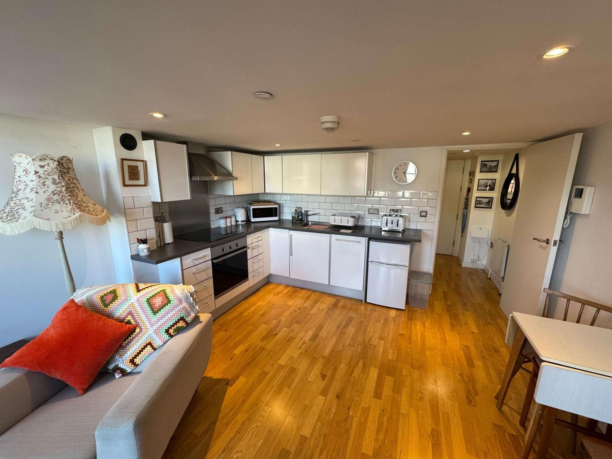 One Bedroom Mezzanine Flat In Robinson Building Apartment