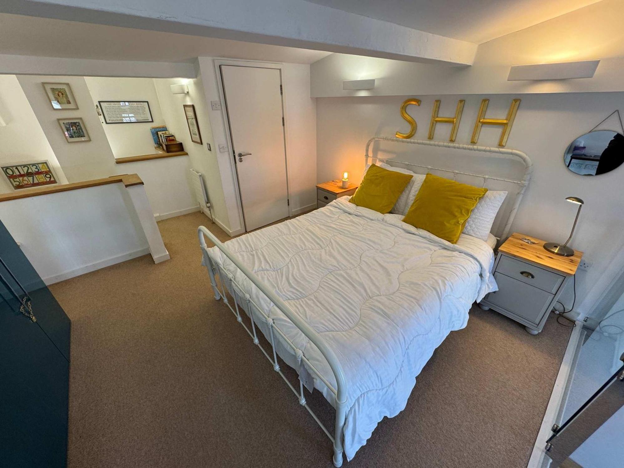One Bedroom Mezzanine Flat In Robinson Building