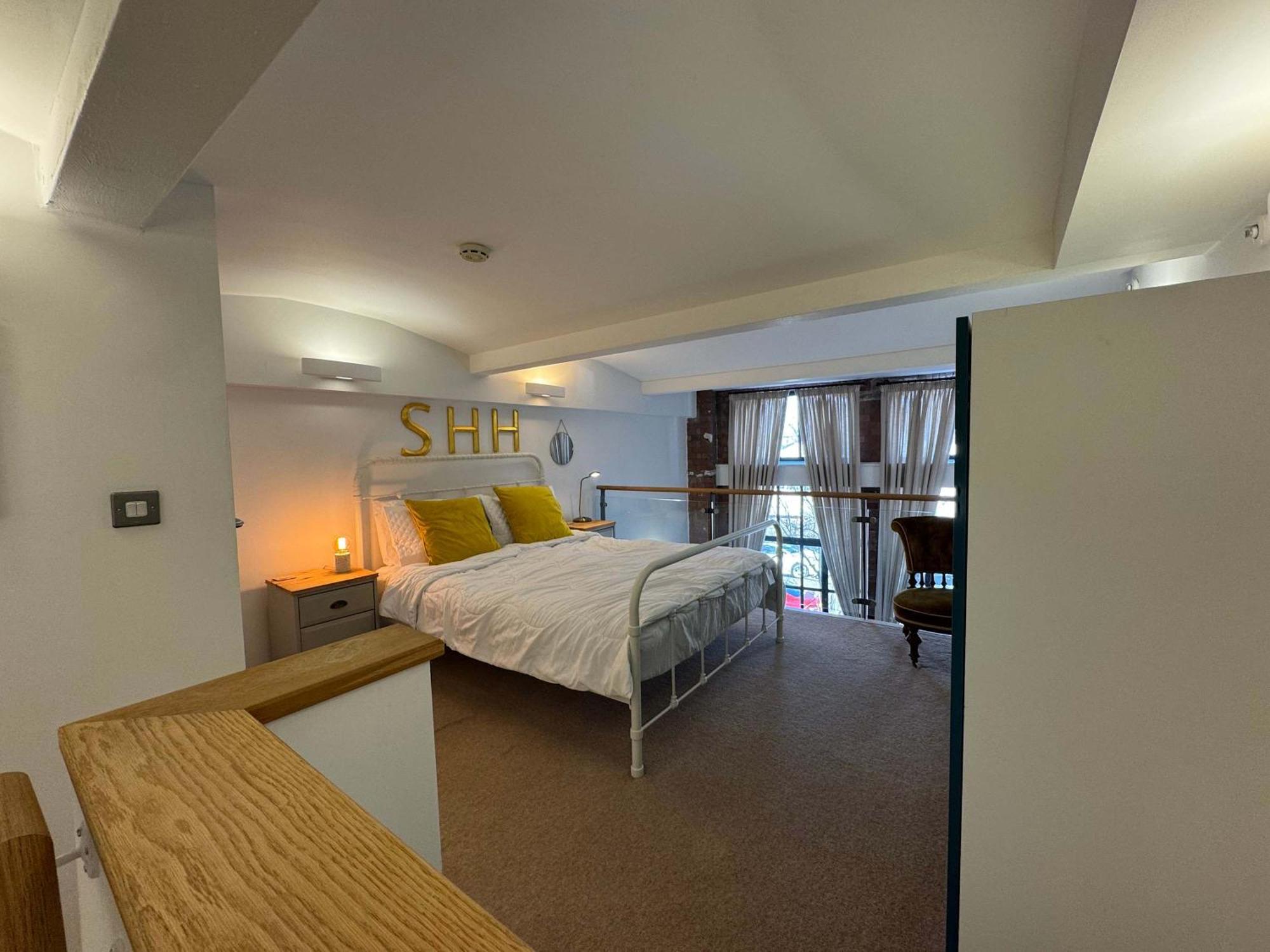 One Bedroom Mezzanine Flat In Robinson Building Apartment *