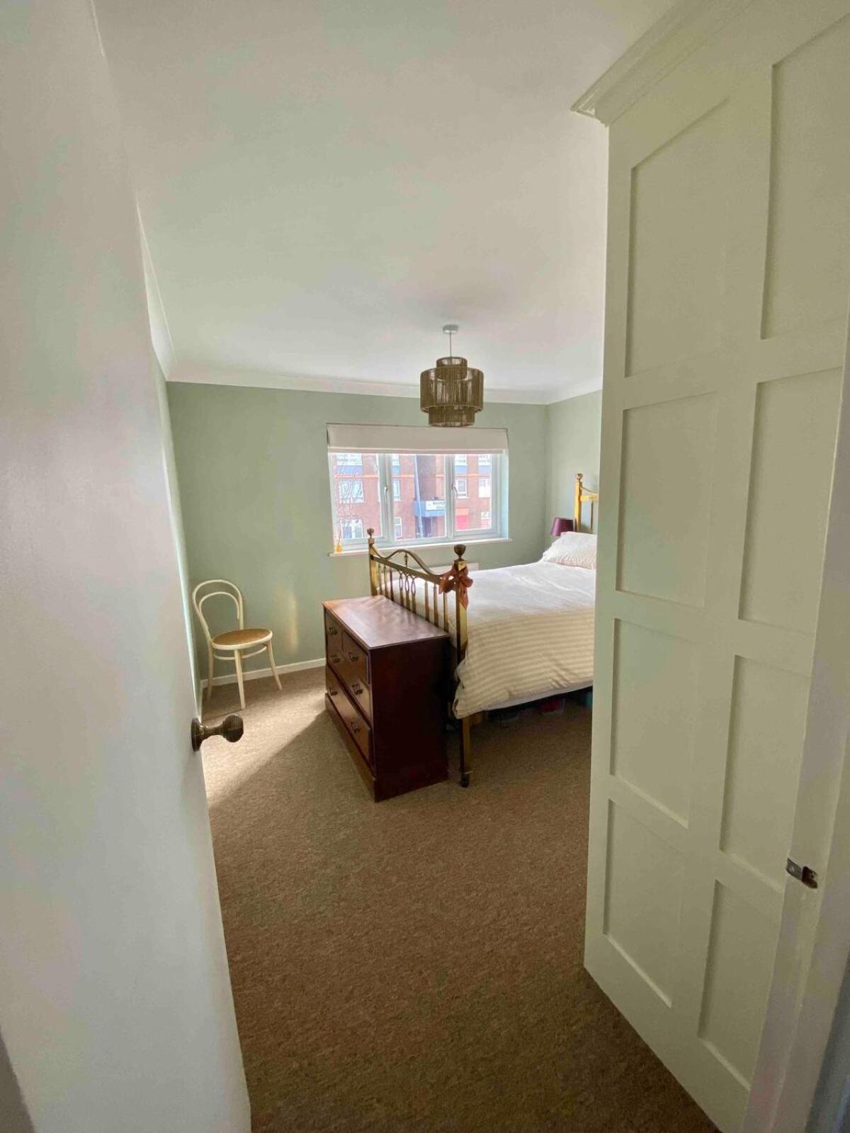 3 Bed House, Garden, Parking, Close To Centre Apartment *