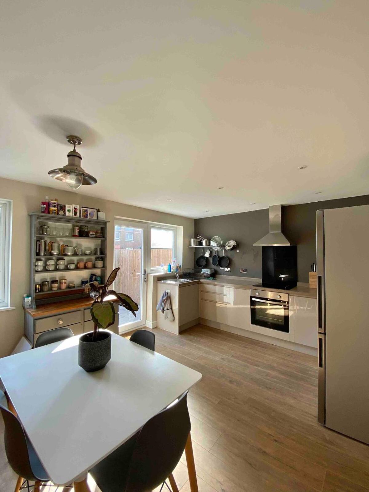 Apartment 3 Bed House, Garden, Parking, Close To Centre