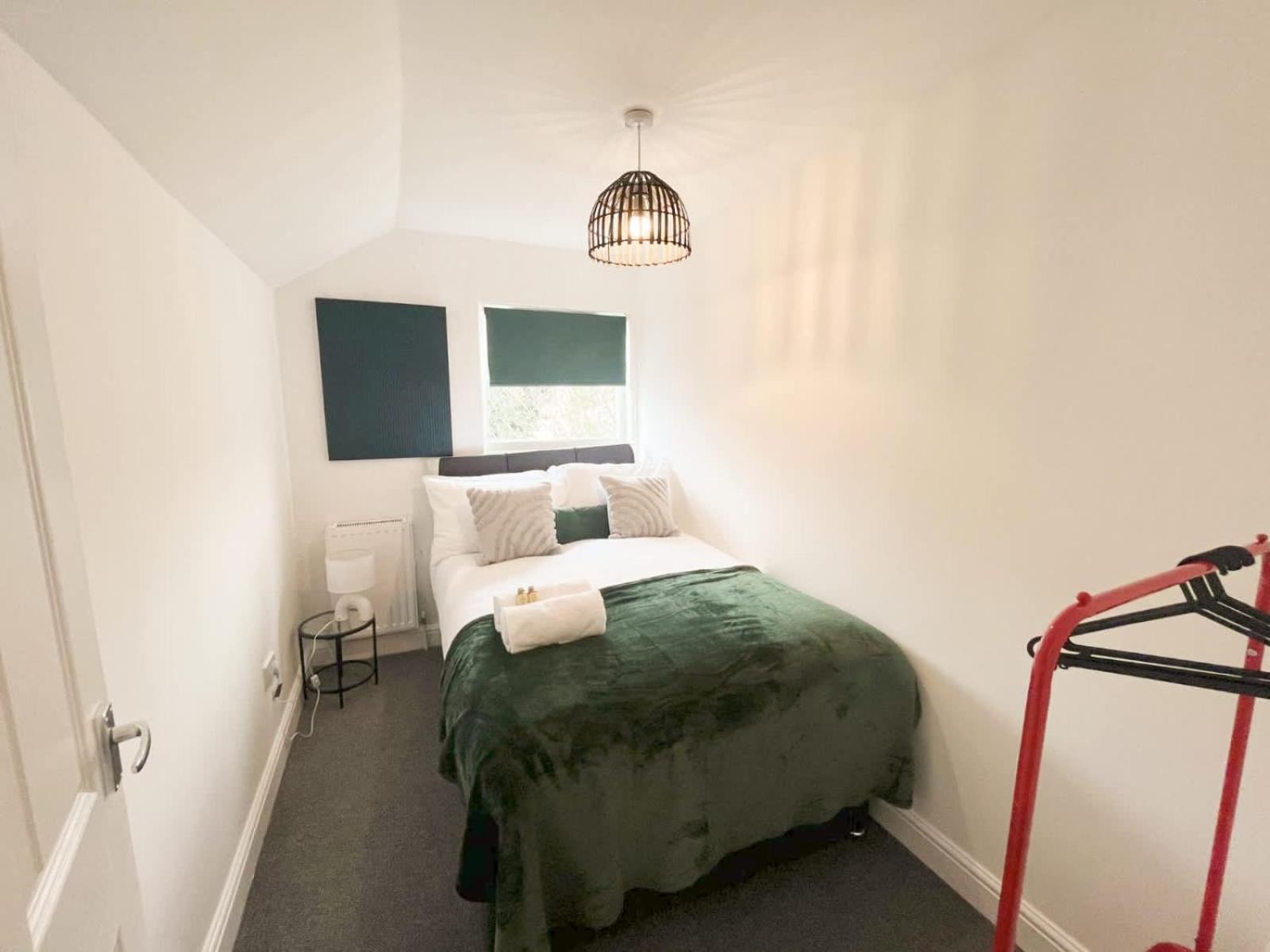Two Bedroom Flat In Road Apartment *