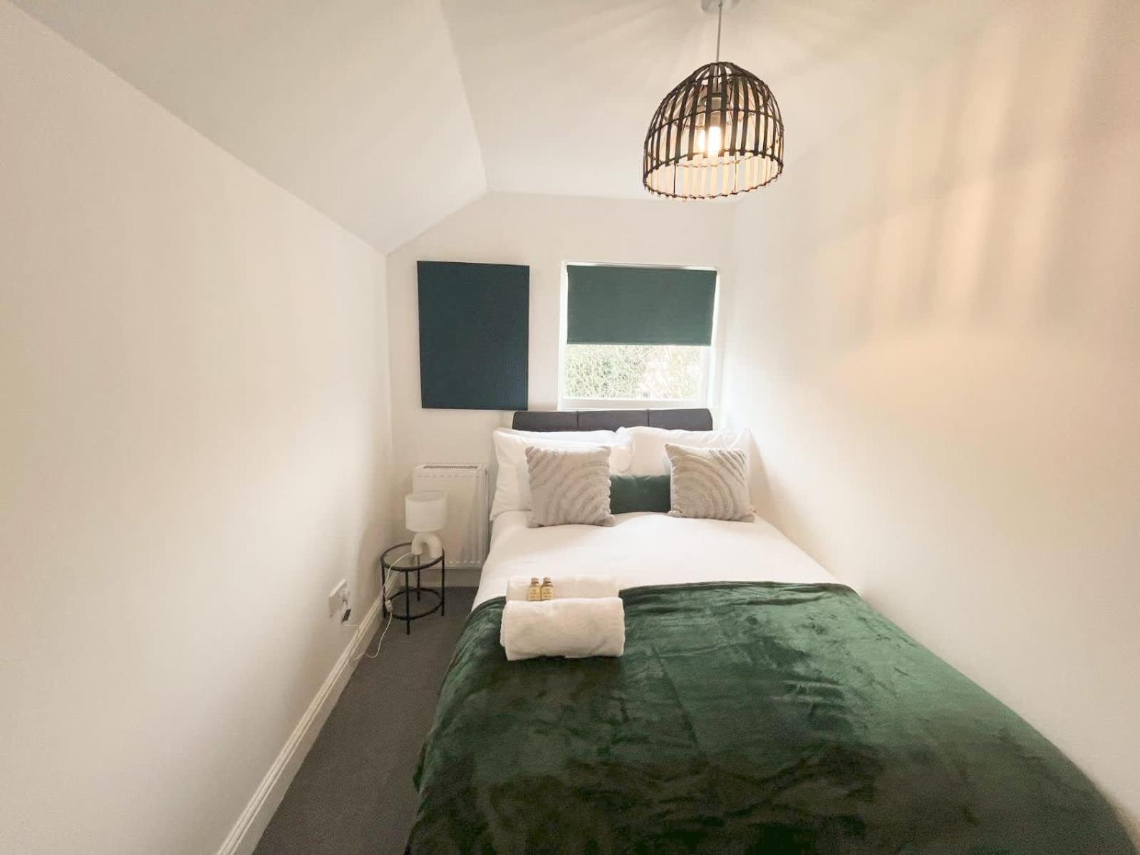 Two Bedroom Flat In Road Apartment Bristol