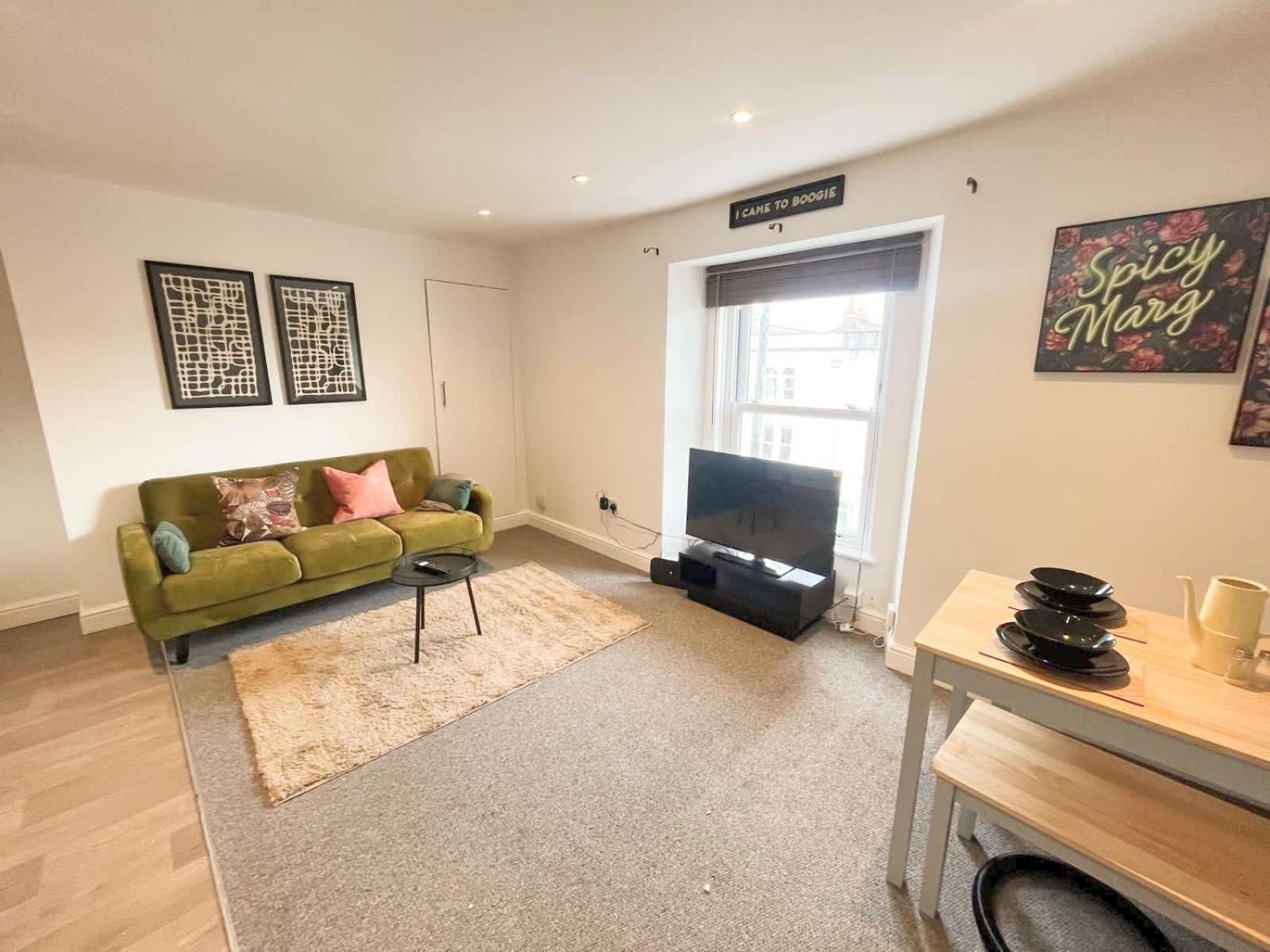 Two Bedroom Flat In Road * Bristol