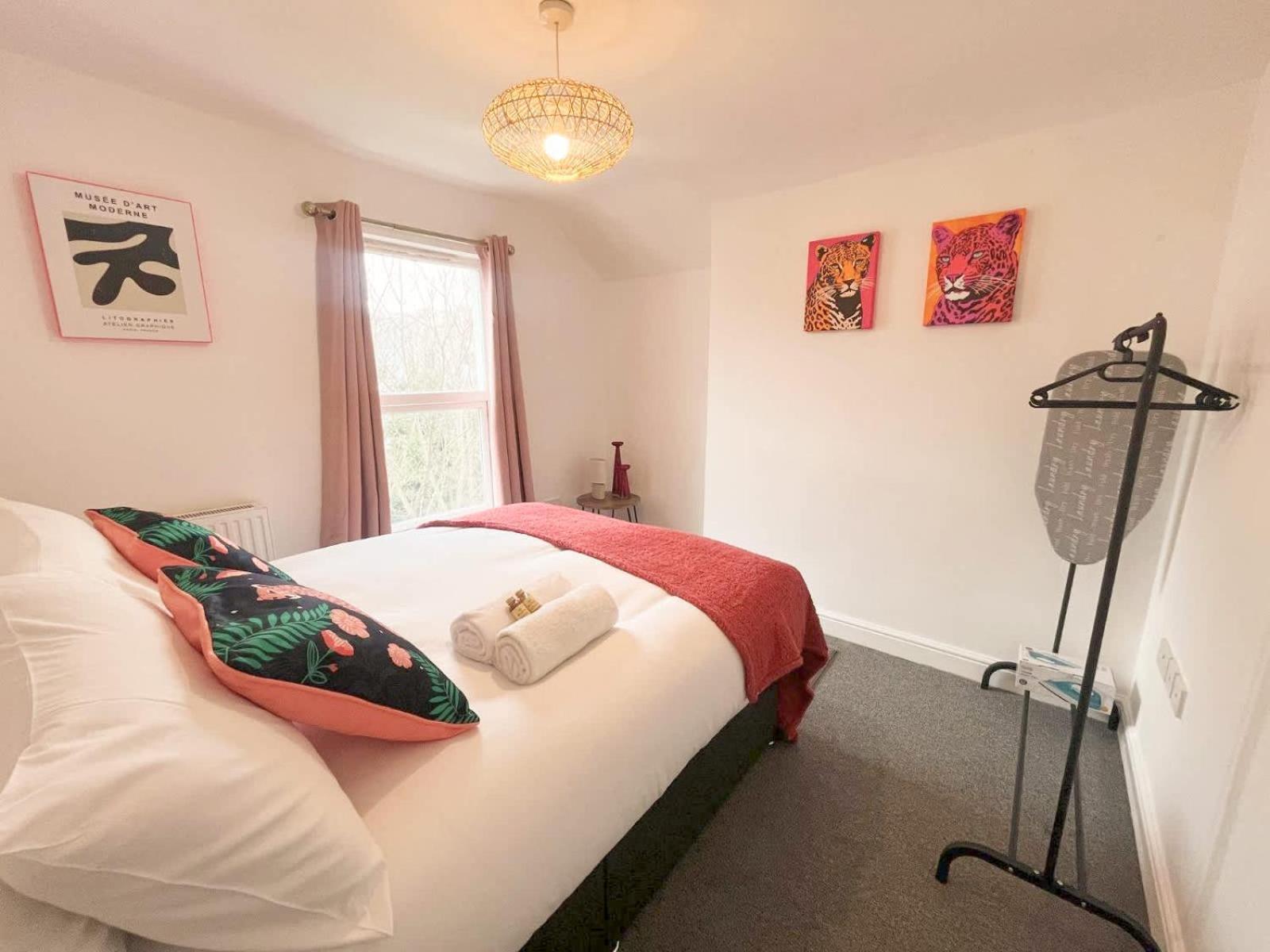 Two Bedroom Flat In Road * Bristol