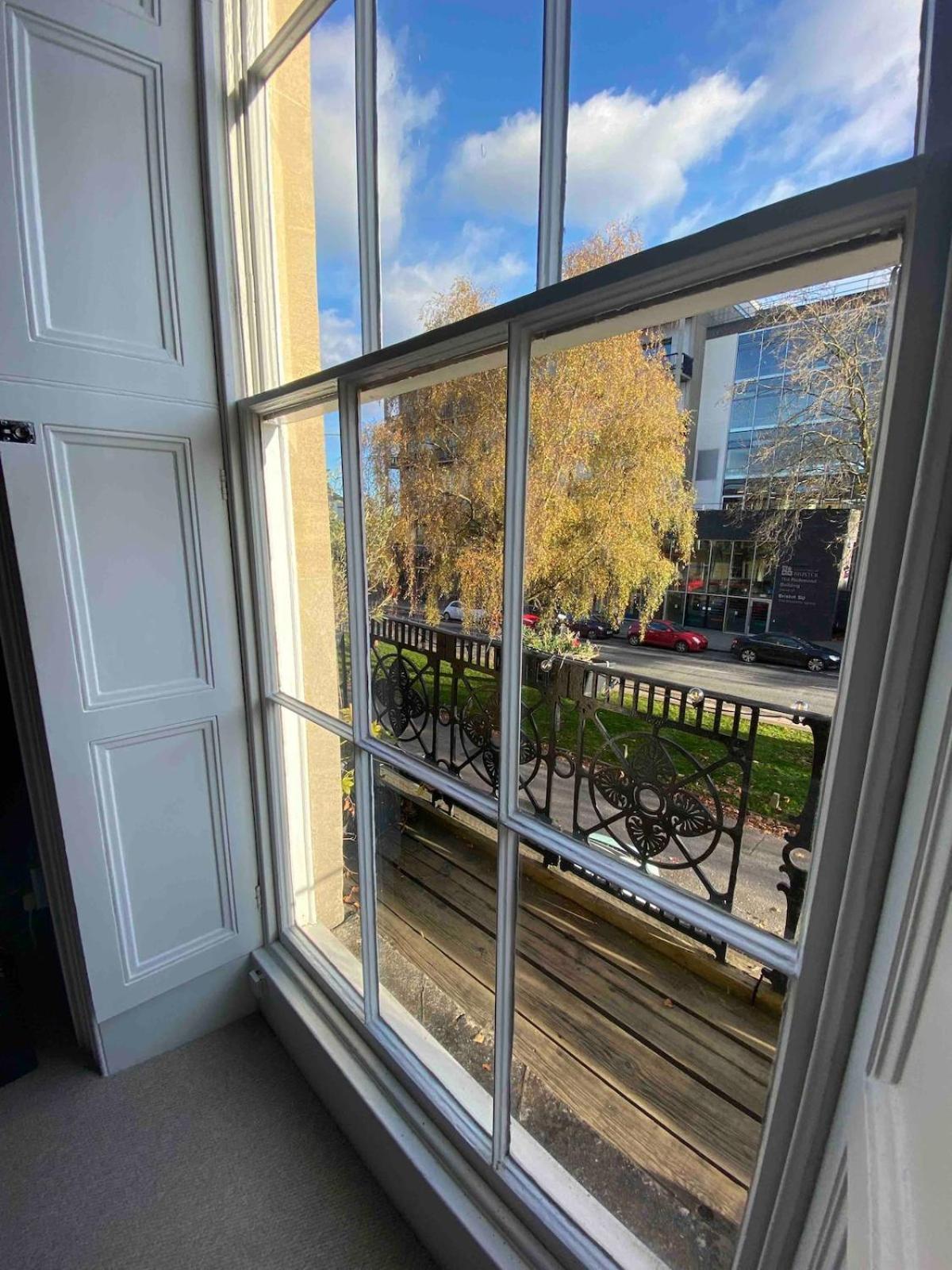Beautiful 1 Bedroom Georgian Flat In Clifton Village With Parking