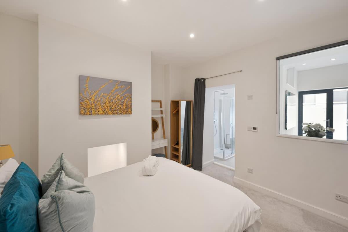 Large Luxury Centre Flat With Balcony *