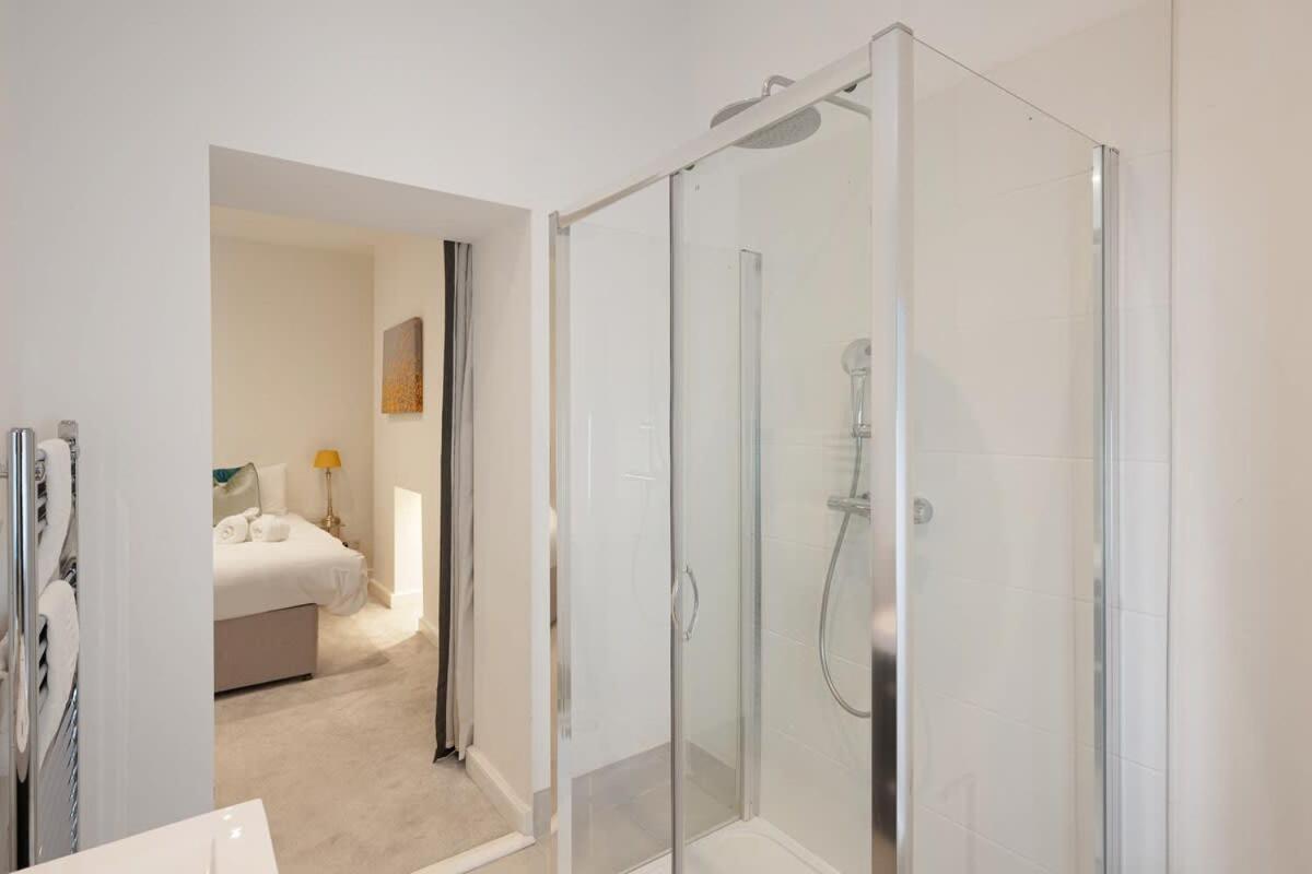 Large Luxury Centre Flat With Balcony Apartment *