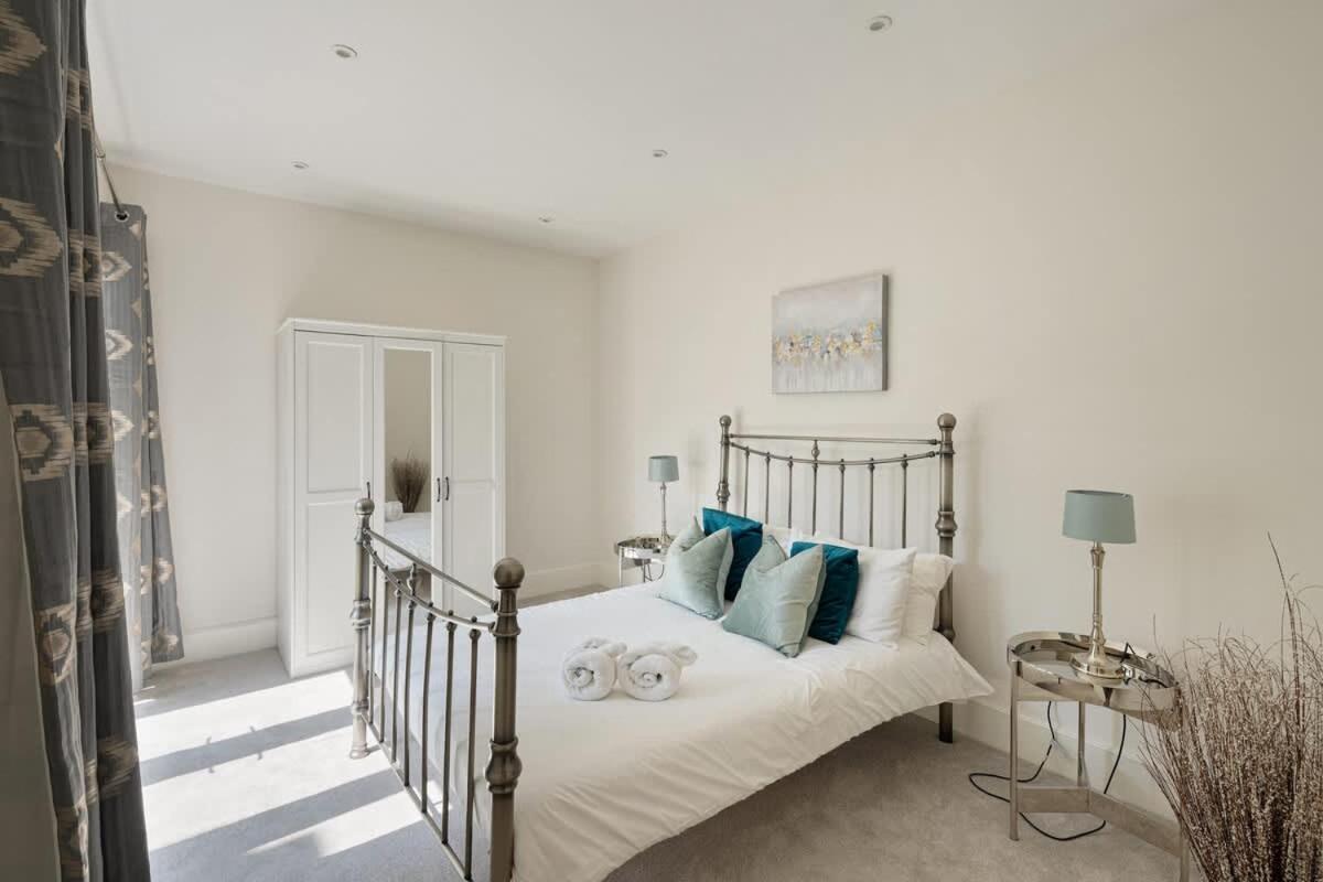 Apartment Large Luxury Centre Flat With Balcony *