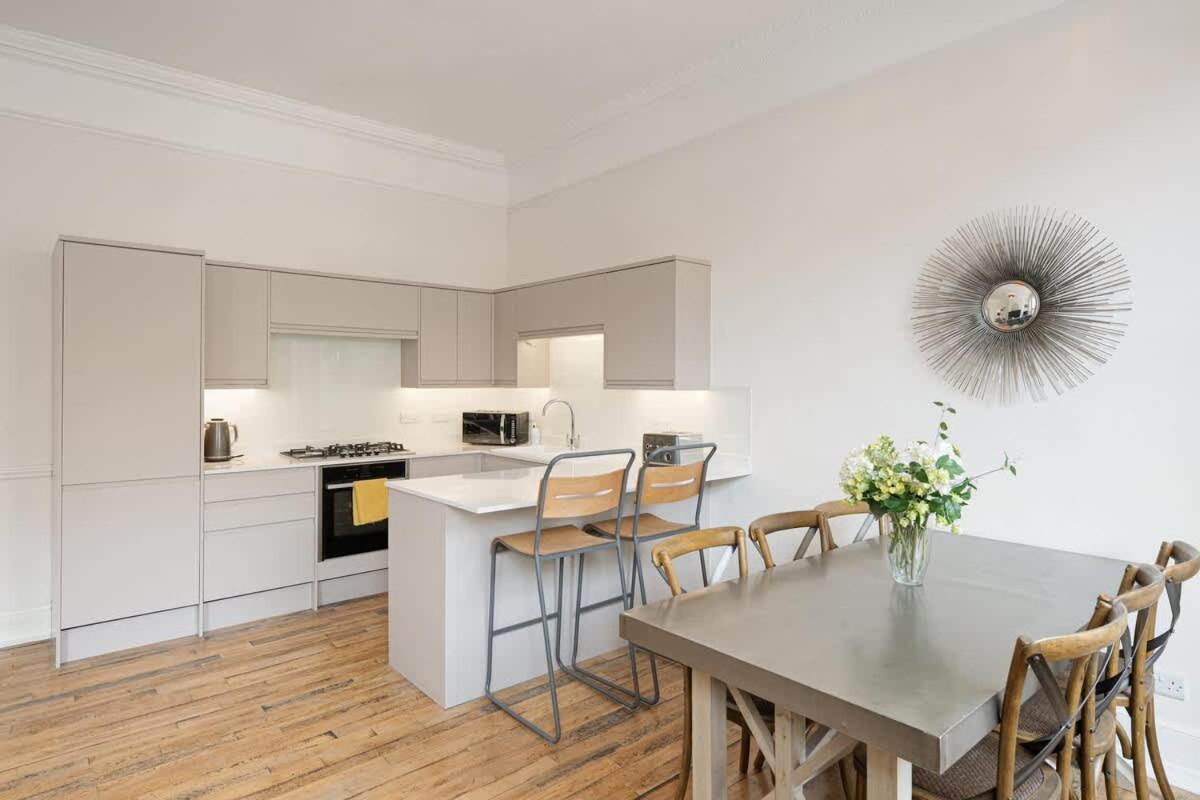 Large Luxury Centre Flat With Balcony *
