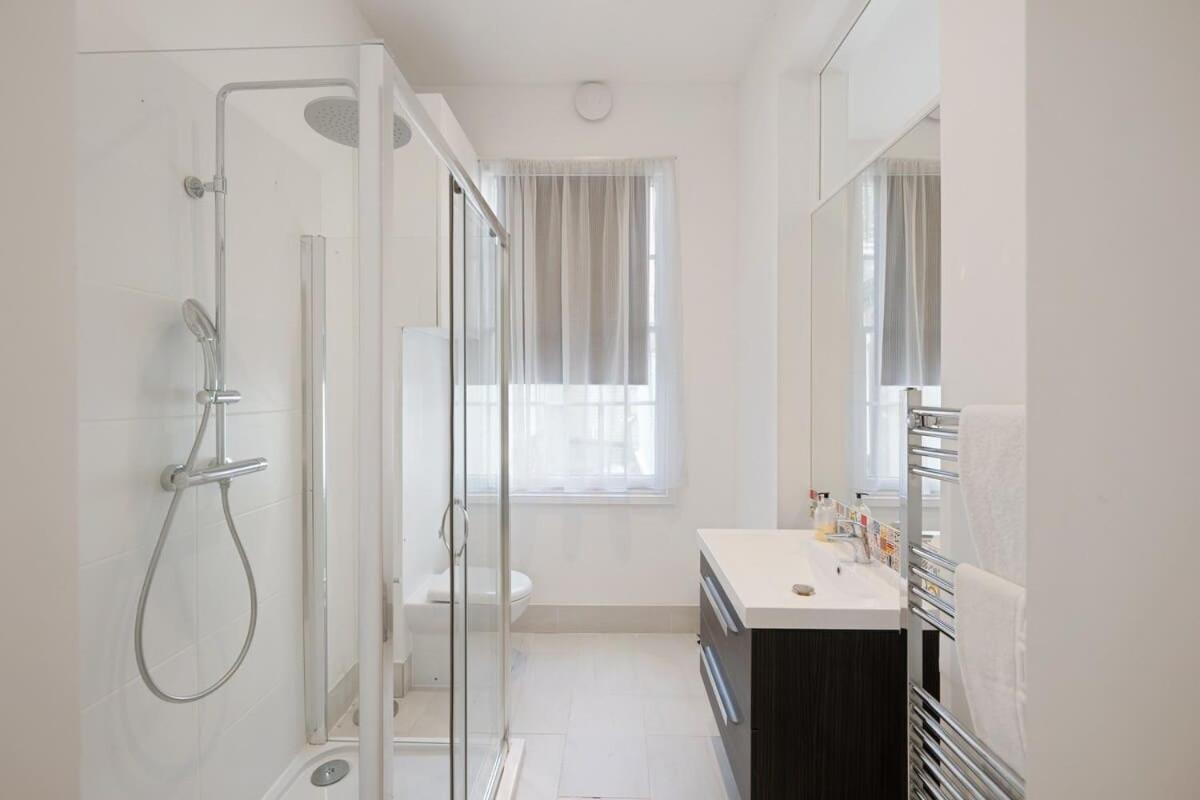 Large Luxury Centre Flat With Balcony Apartment