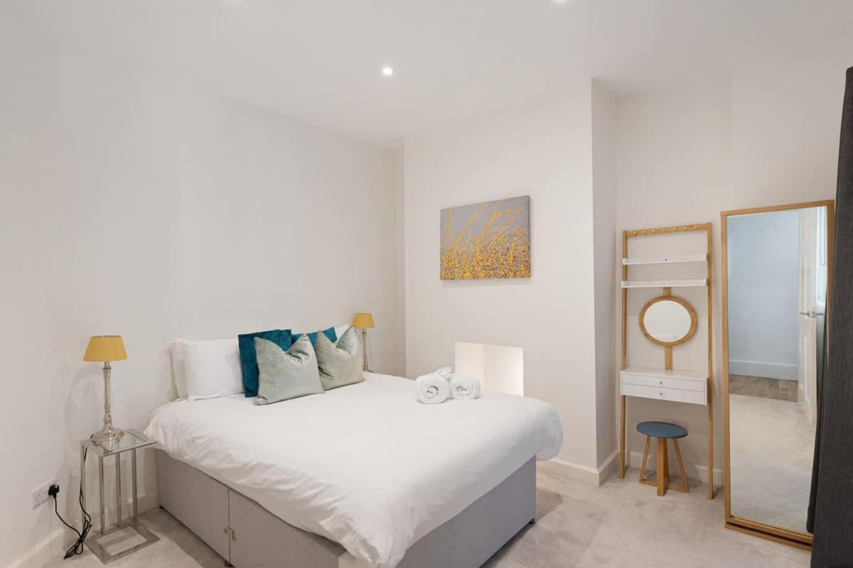 Apartment Large Luxury Centre Flat With Balcony *