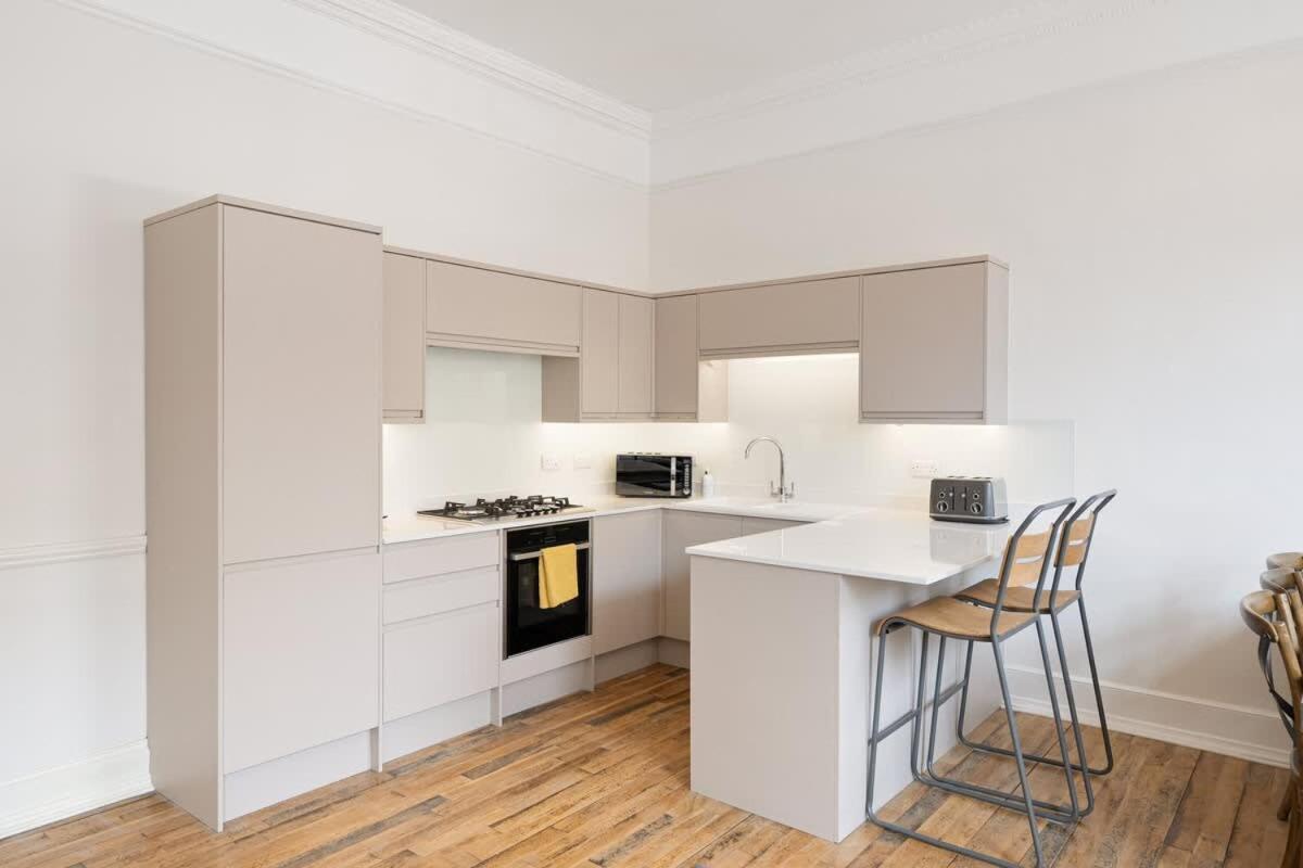 Large Luxury Centre Flat With Balcony Apartment Bristol