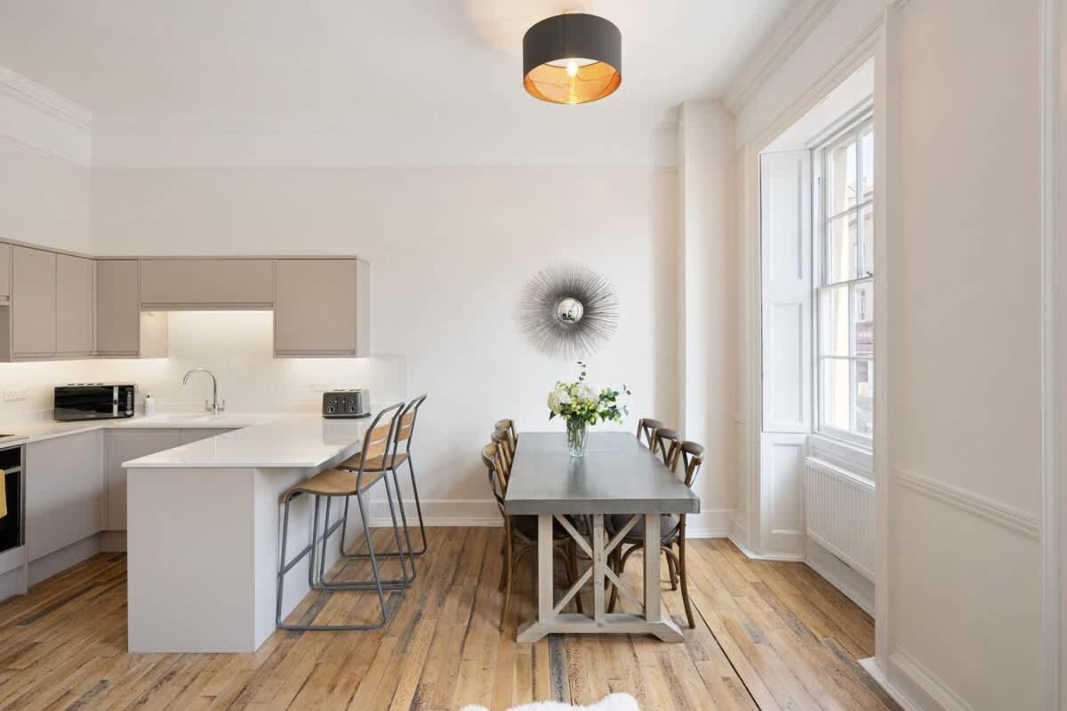 Large Luxury Centre Flat With Balcony *