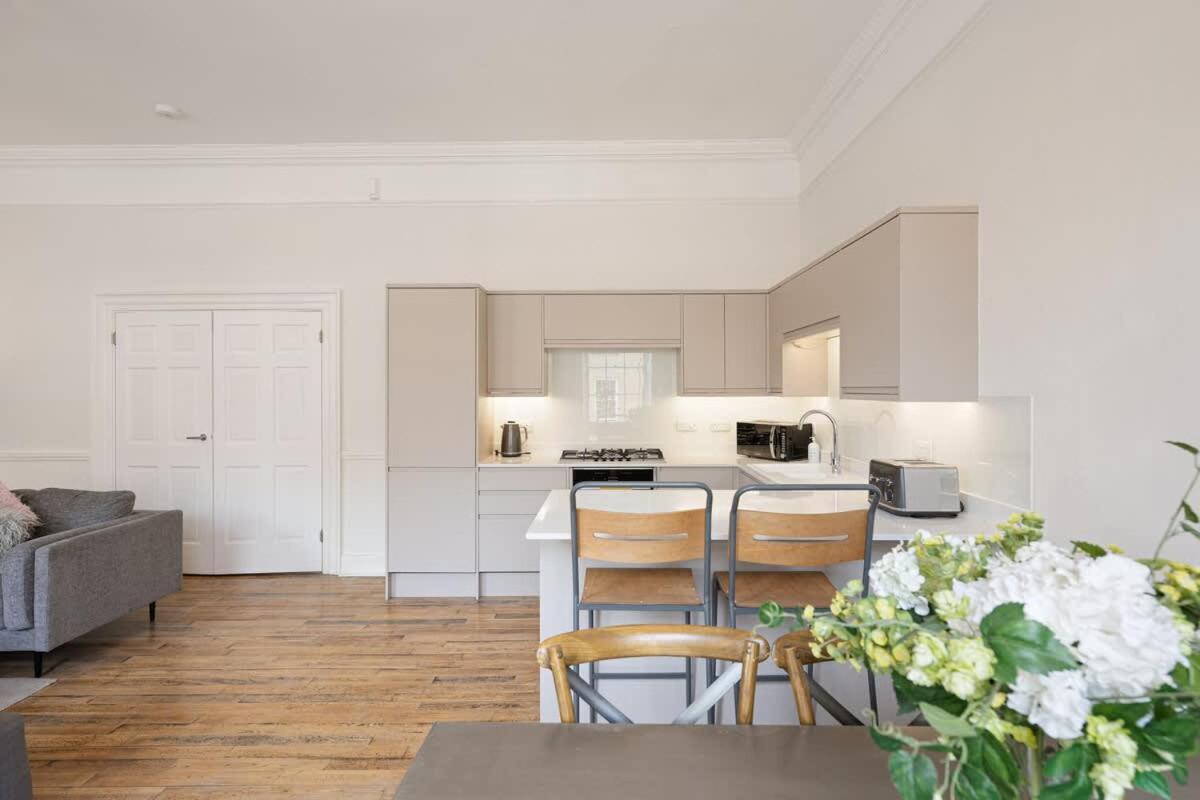 Large Luxury Centre Flat With Balcony *