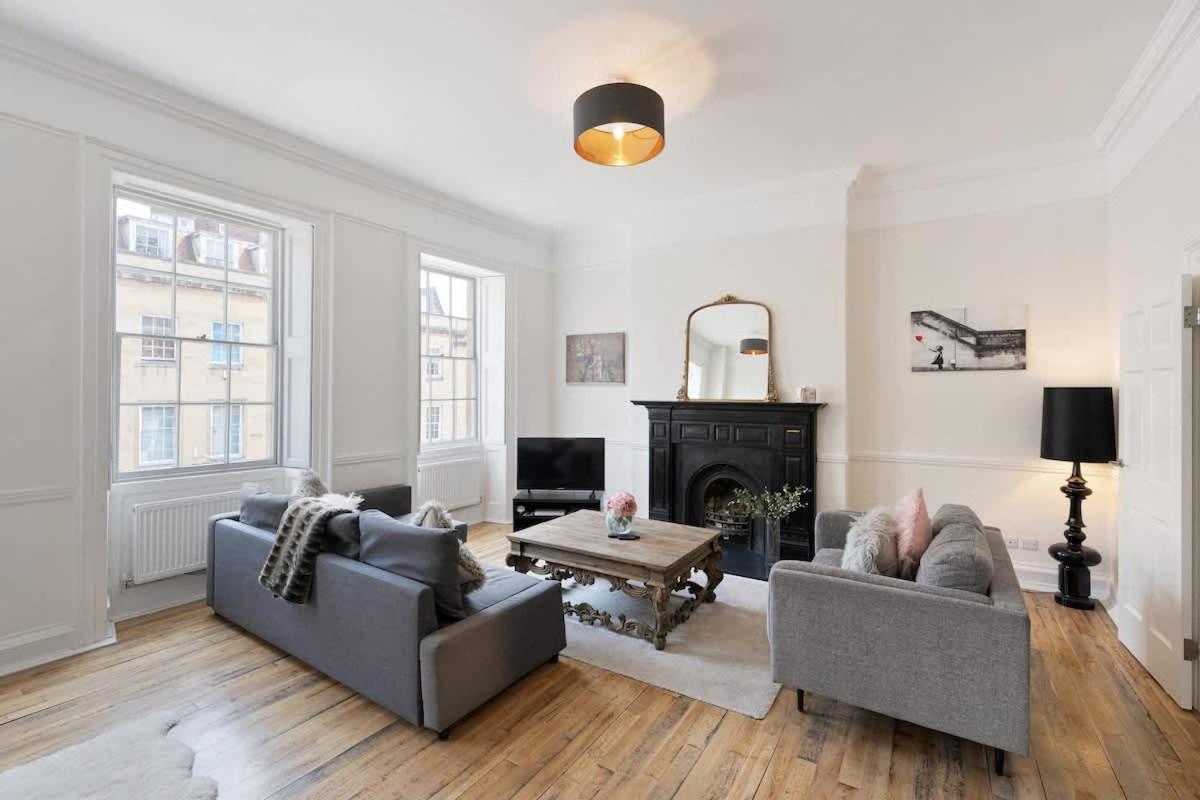 Large Luxury Centre Flat With Balcony Apartment *