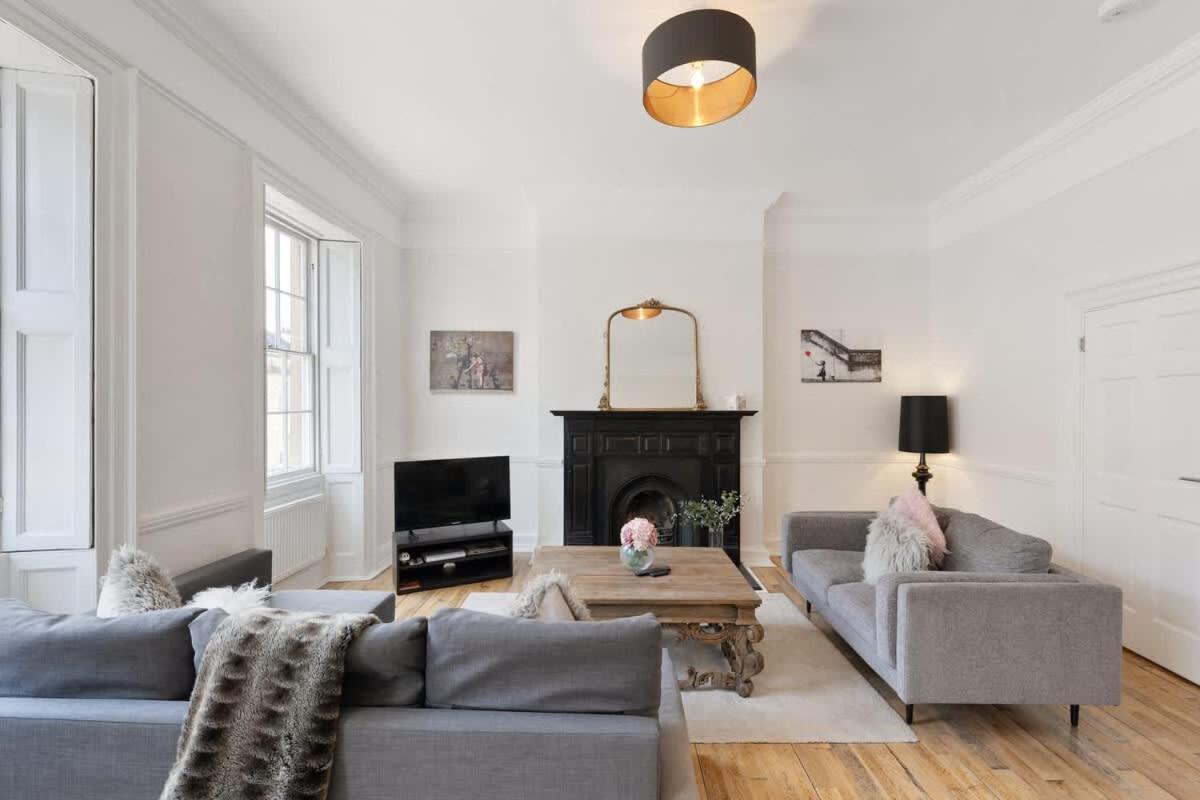 Apartment Large Luxury Centre Flat With Balcony *