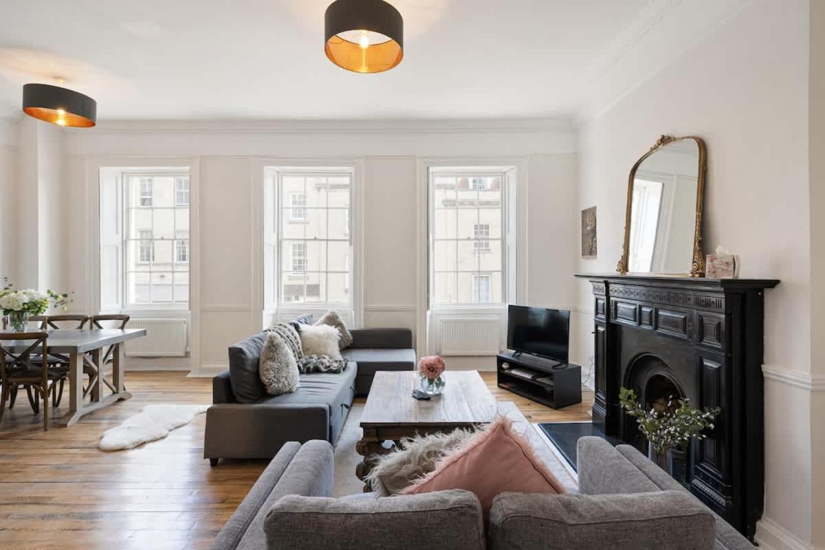 Large Luxury Centre Flat With Balcony *