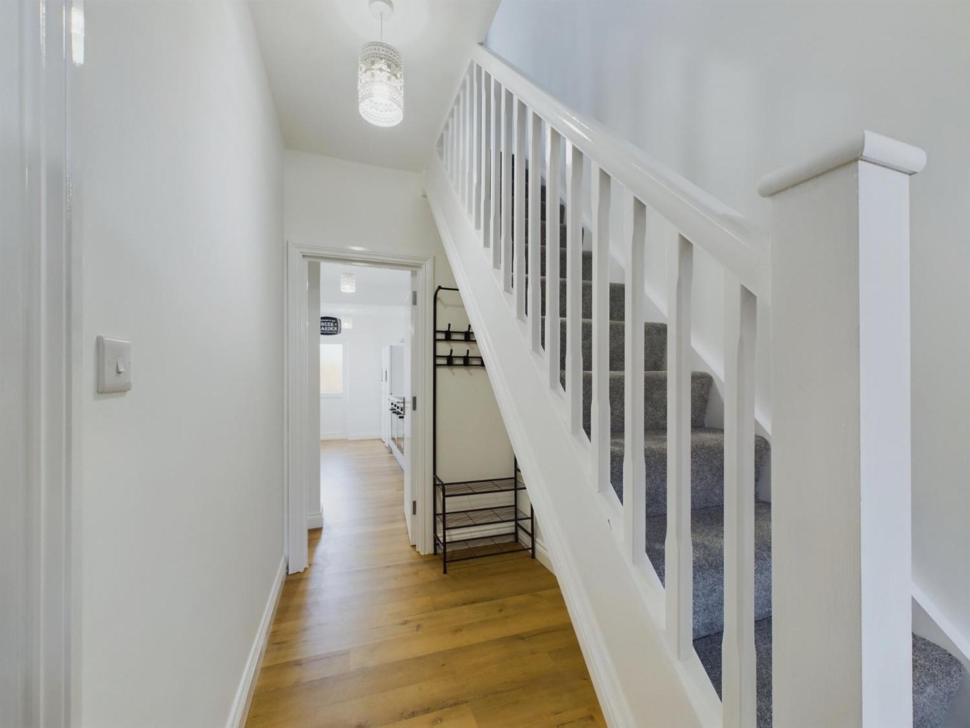 Sleek 6-bed Townhouse With Garden * Bristol
