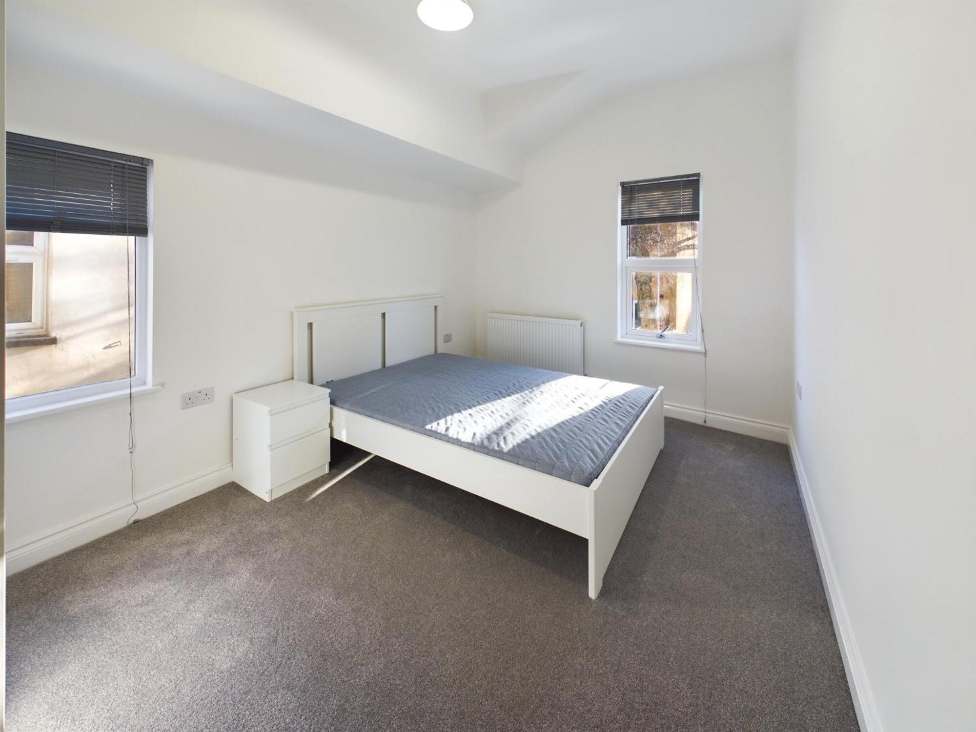 Sleek 6-bed Townhouse With Garden Bristol