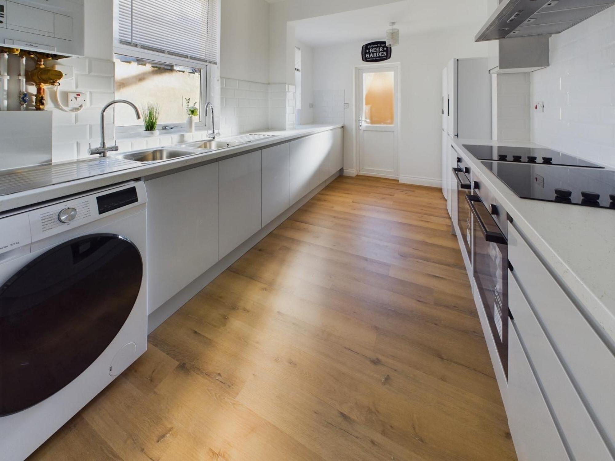 Sleek 6-bed Townhouse With Garden Holiday home Bristol