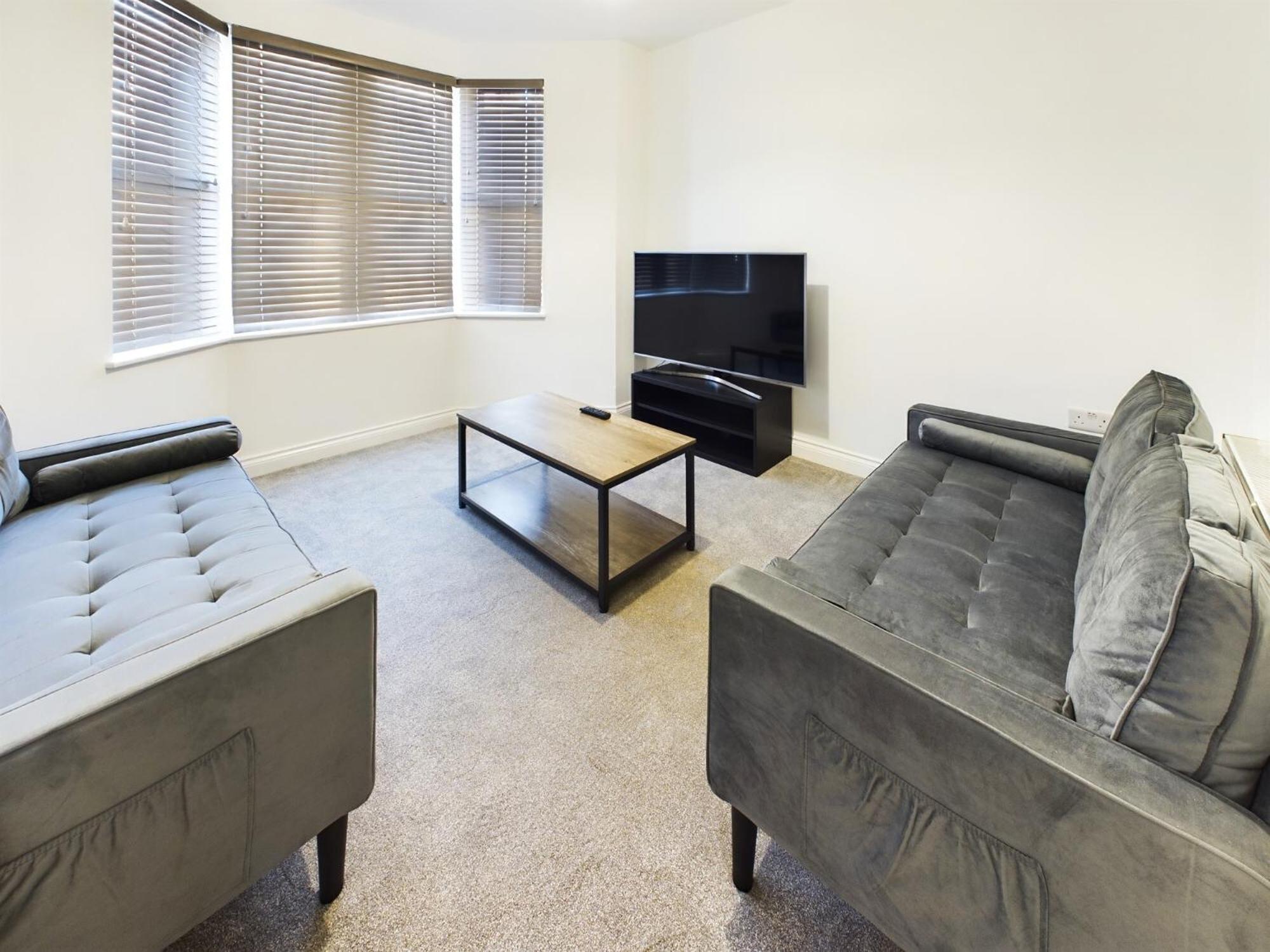 Sleek 6-bed Townhouse With Garden * Bristol