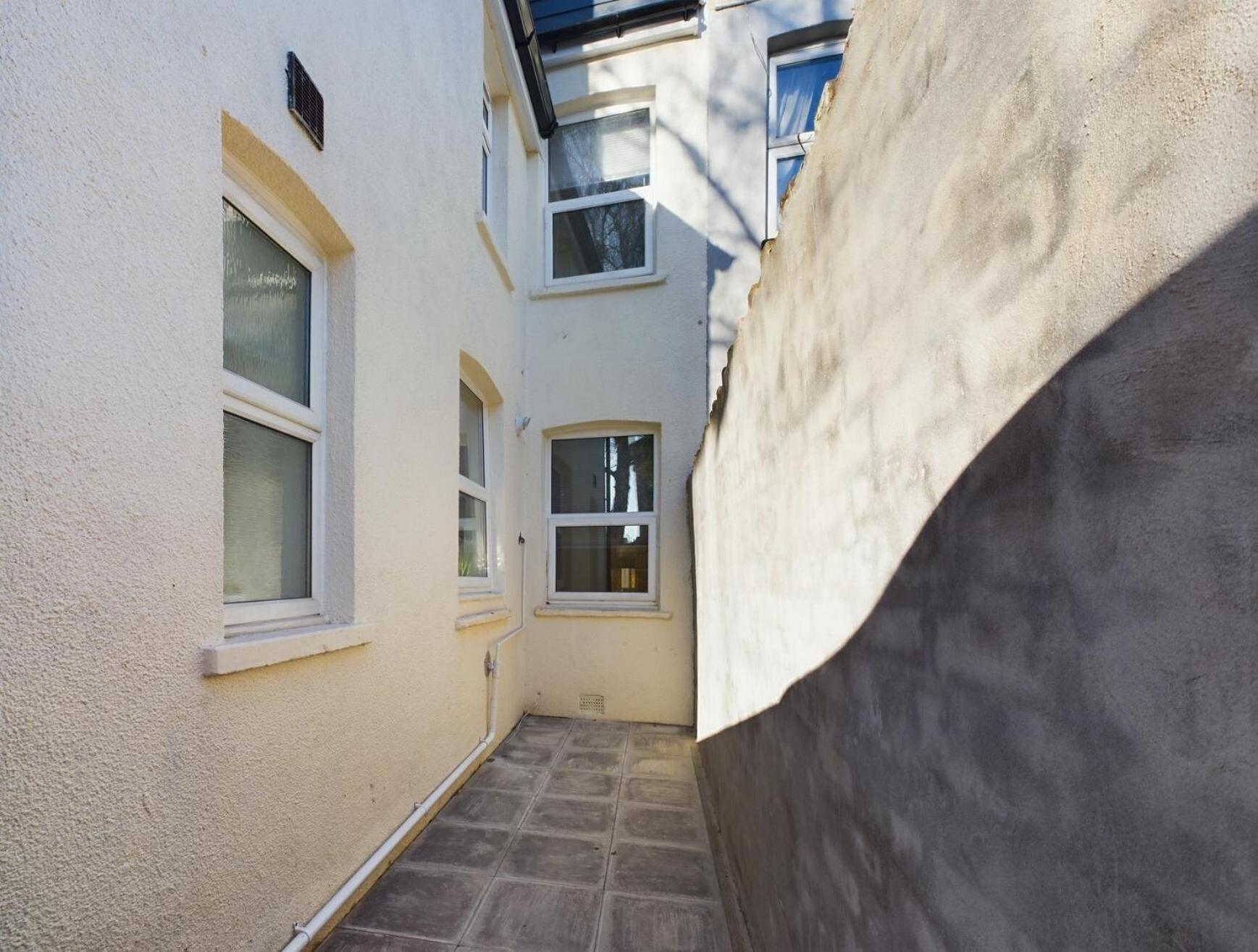 Sleek 6-bed Townhouse With Garden *