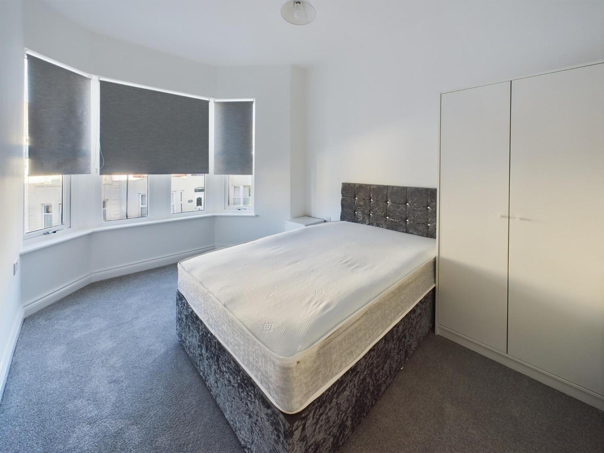 Sleek 6-bed Townhouse With Garden Holiday home