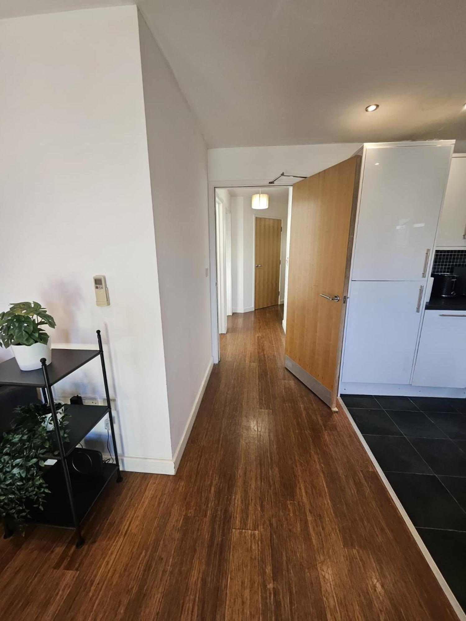 Nariken Apartments, Centre