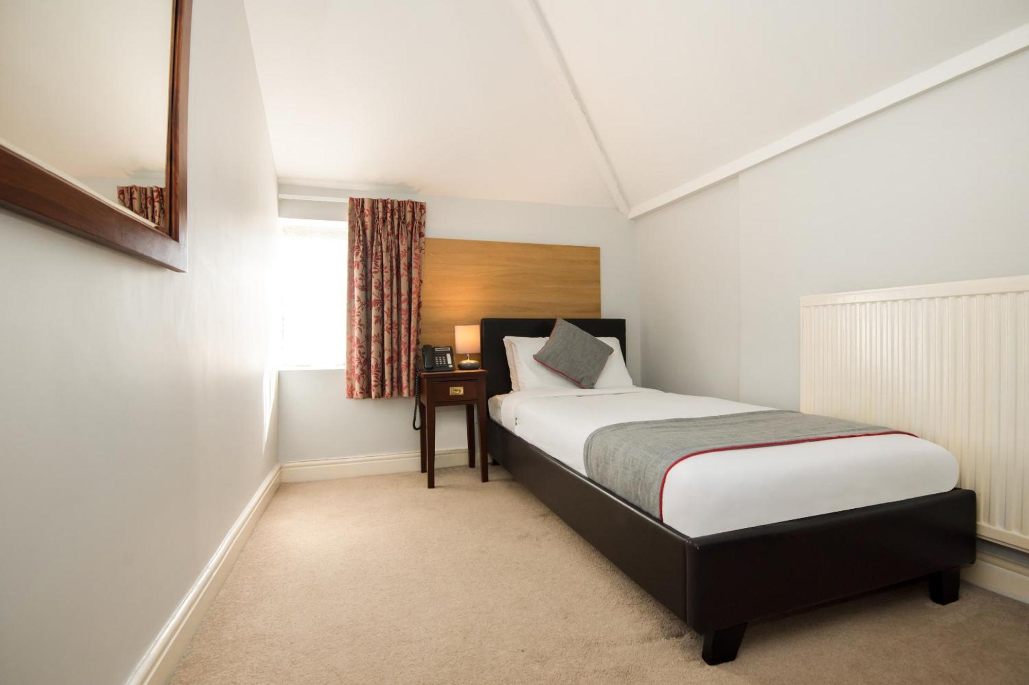 Oyo The Regency, Clifton Hotel