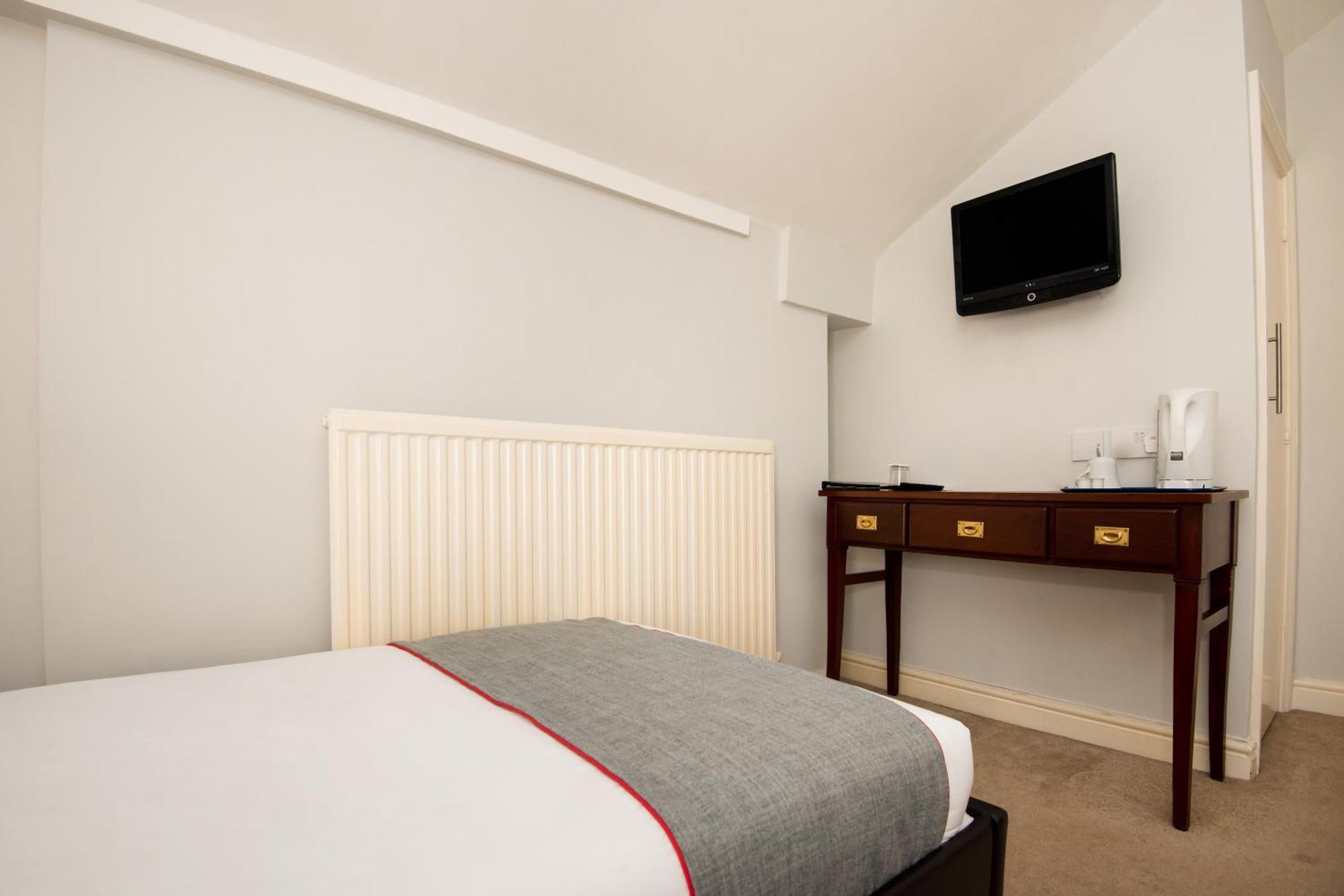Oyo The Regency, Clifton