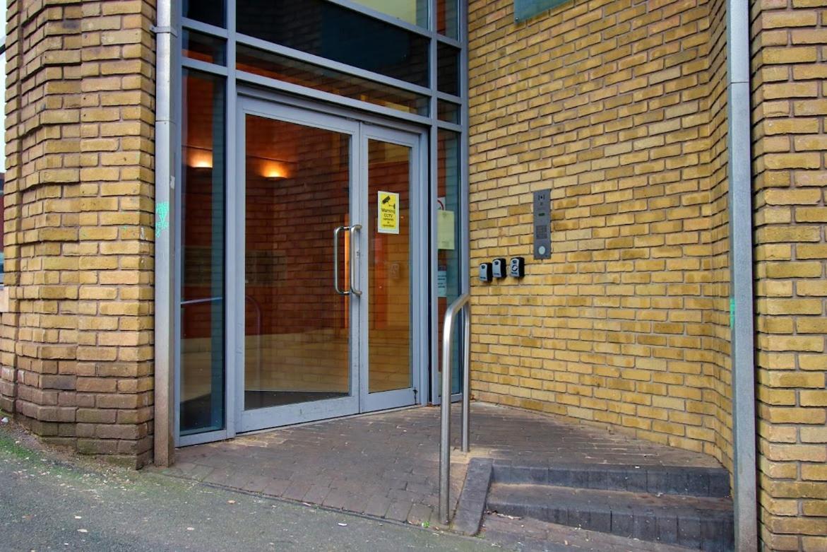 Apartment Bright 1bedroom Apartment, Location With Balcony Bristol